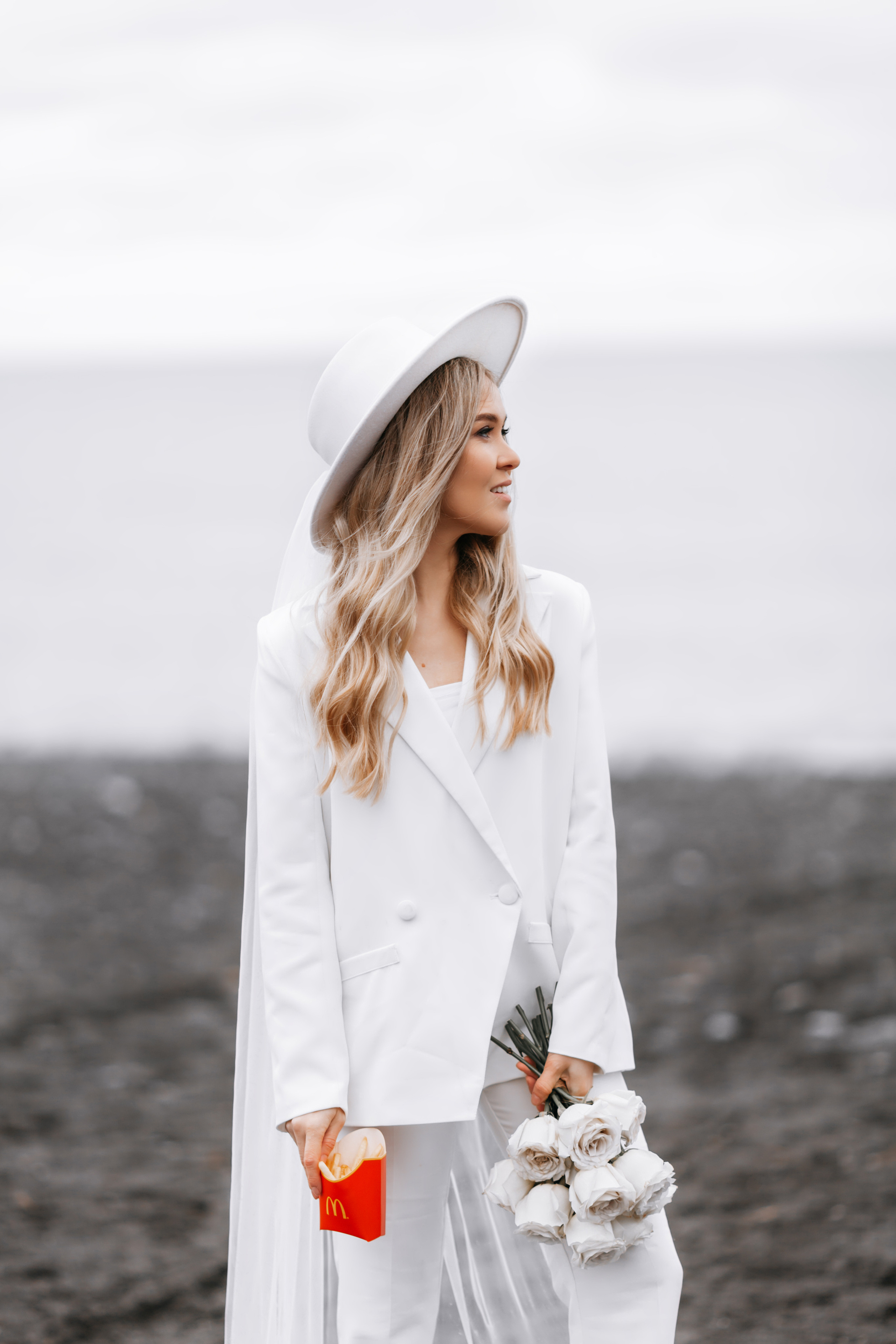 McDonald’s beach and seagulls. Wedding photographer Valeriy Solonskiy