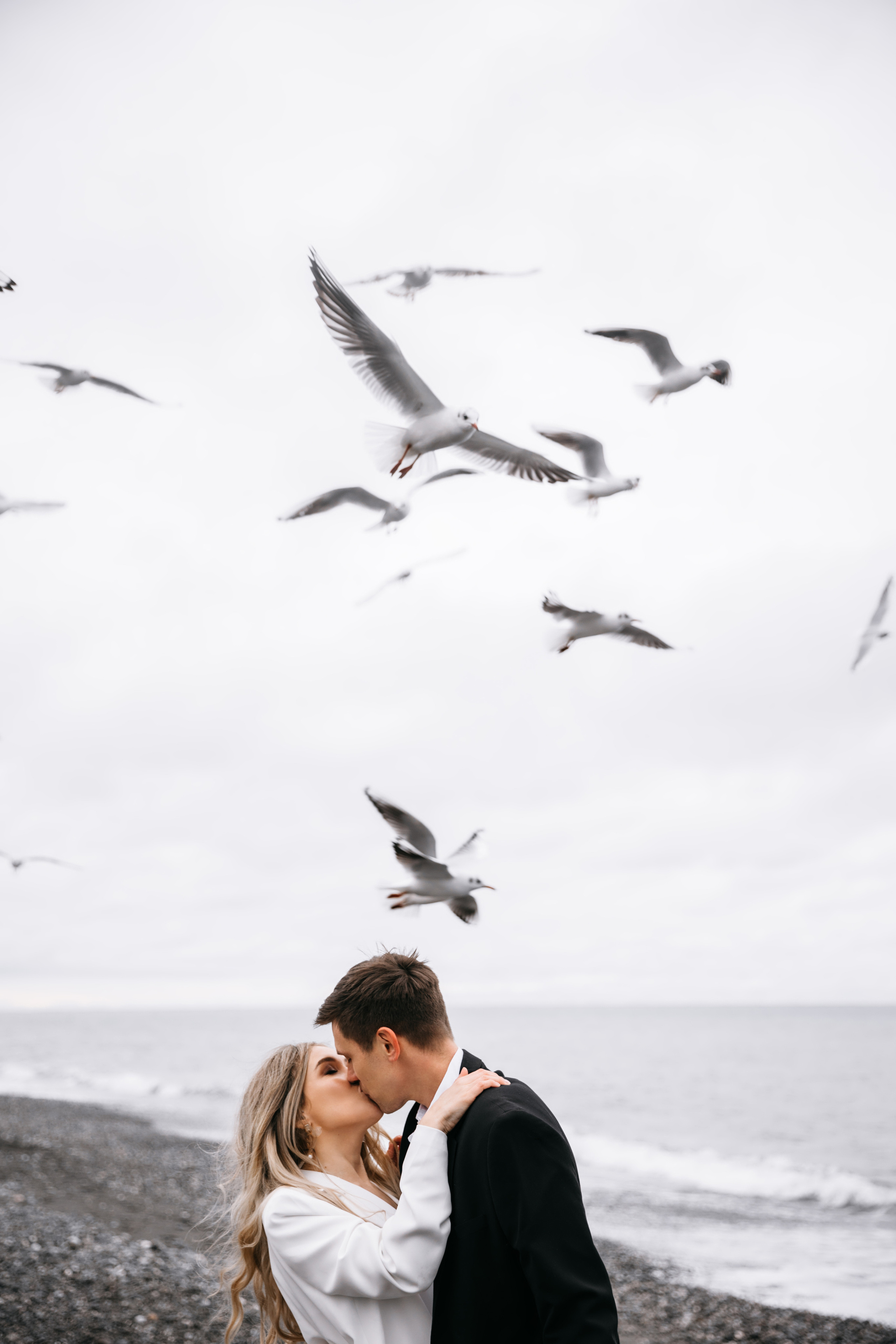 McDonald’s beach and seagulls. Wedding photographer Valeriy Solonskiy