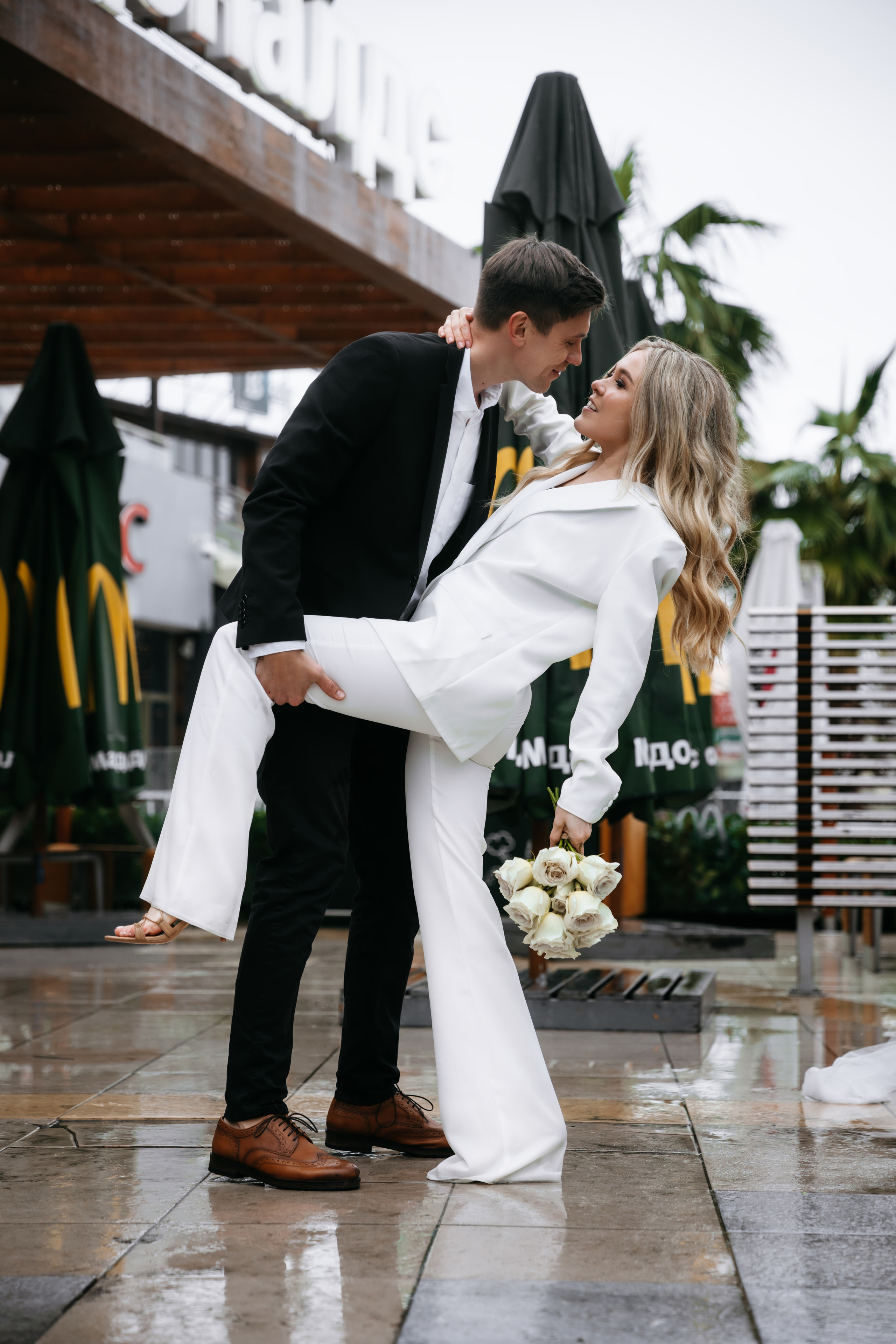 McDonald’s beach and seagulls. Wedding photographer Valeriy Solonskiy