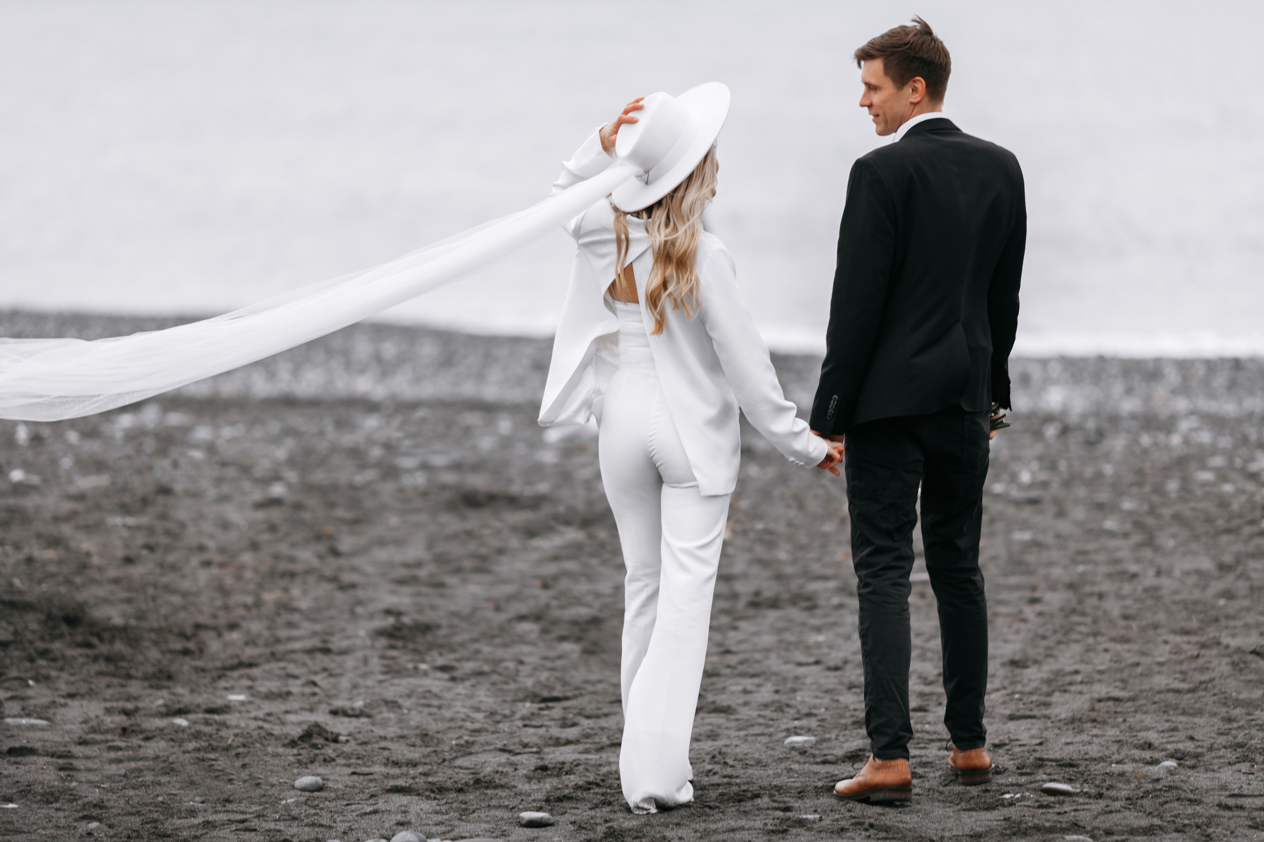 McDonald’s beach and seagulls. Wedding photographer Valeriy Solonskiy