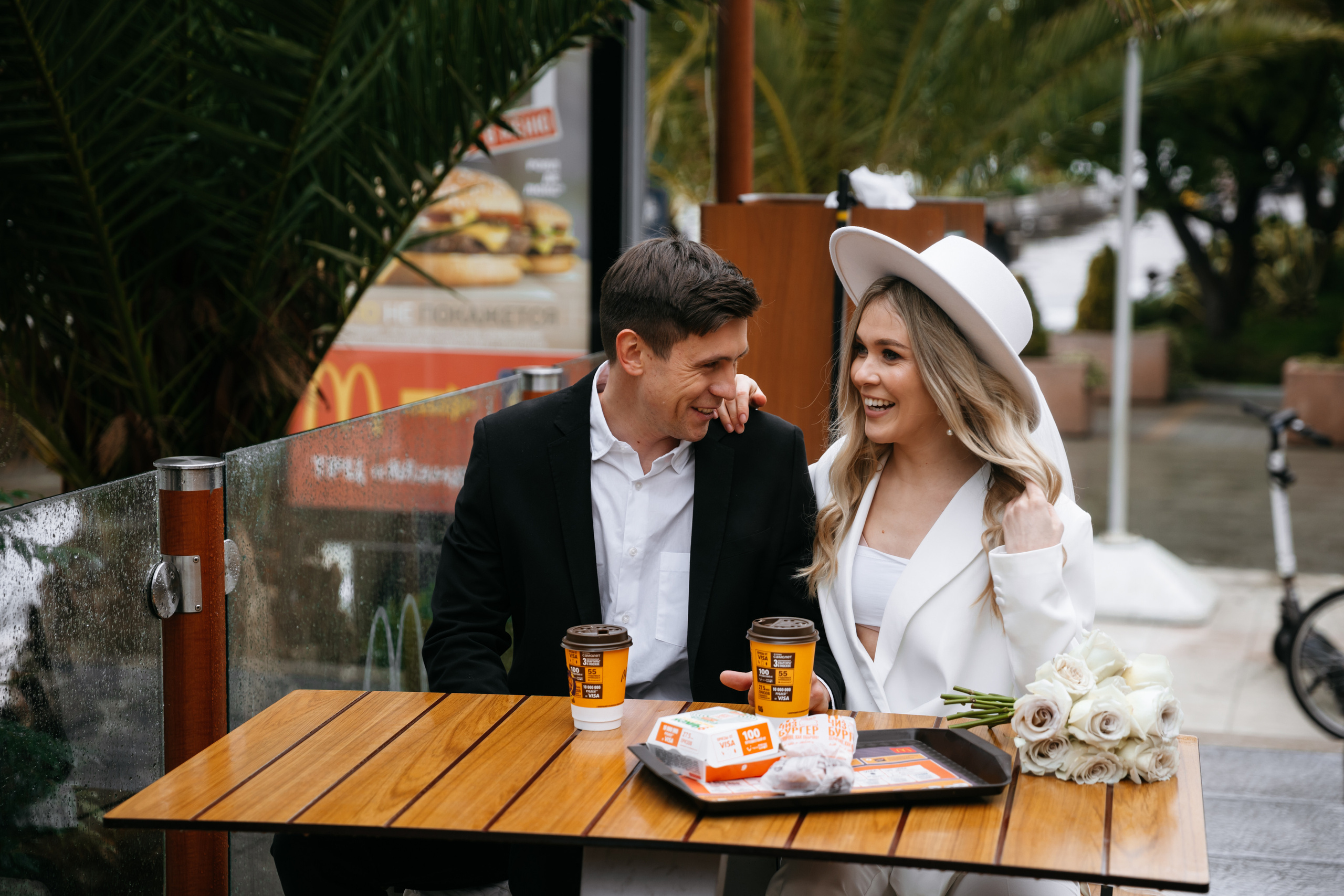 McDonald’s beach and seagulls. Wedding photographer Valeriy Solonskiy