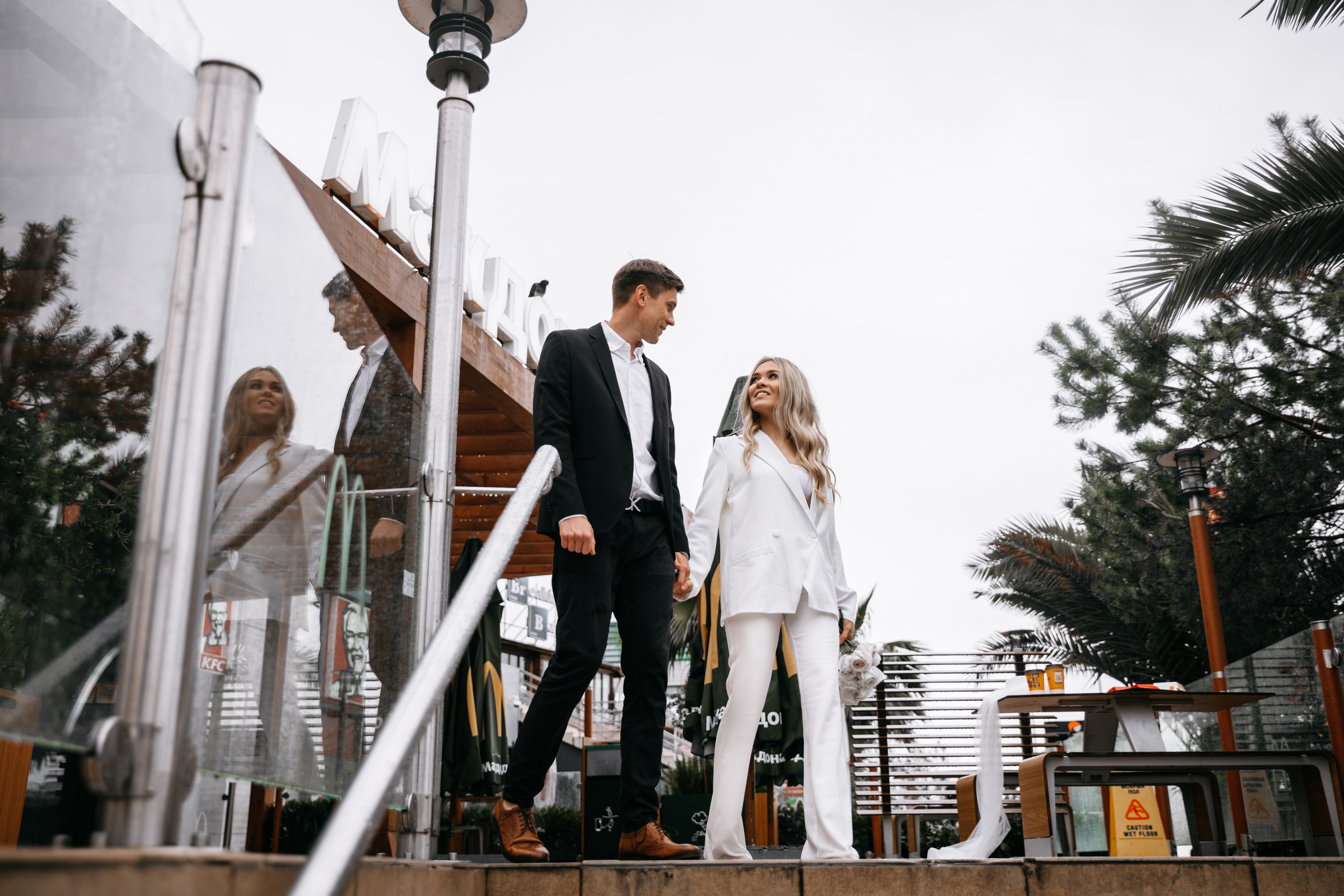McDonald’s beach and seagulls. Wedding photographer Valeriy Solonskiy