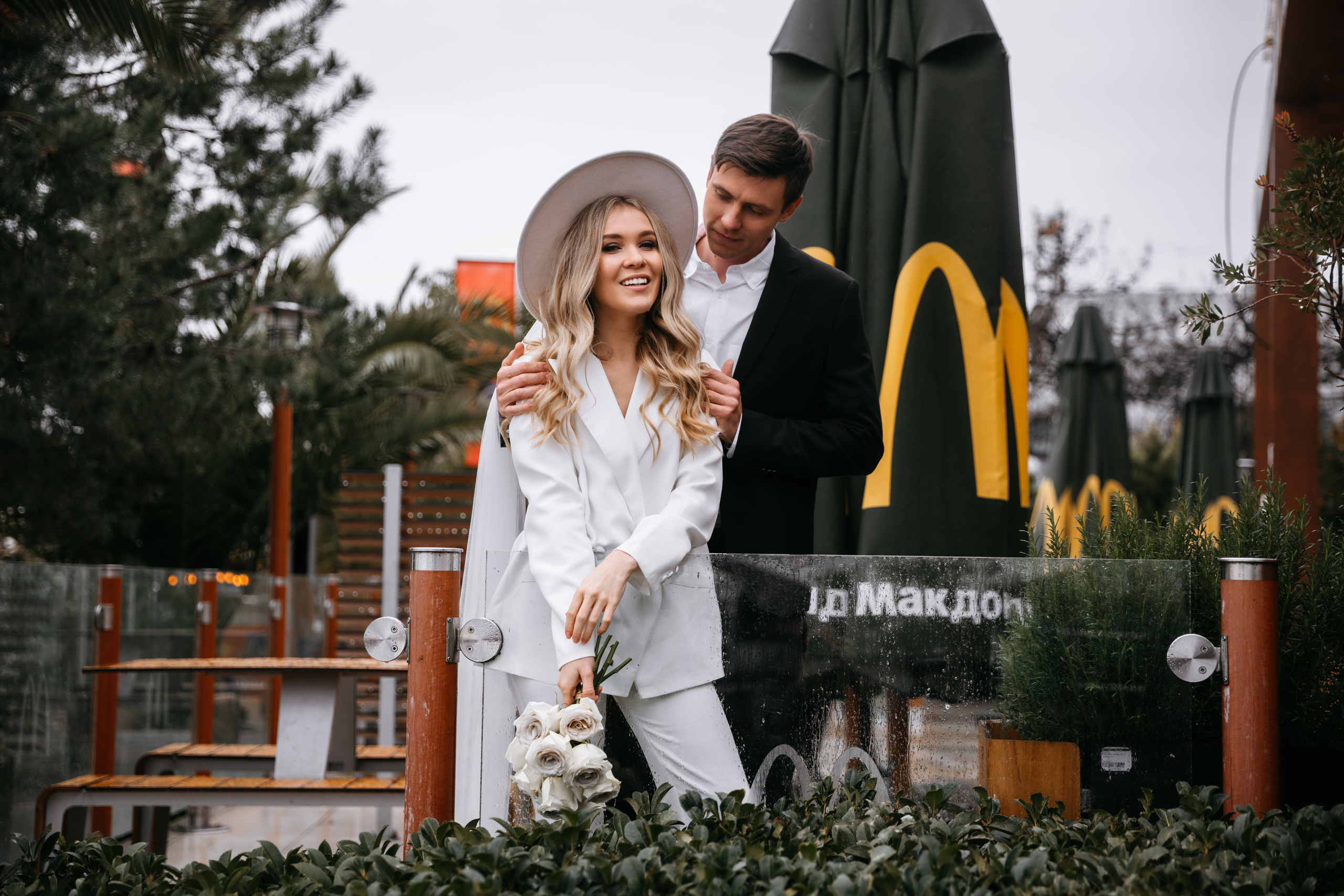 McDonald’s beach and seagulls. Wedding photographer Valeriy Solonskiy