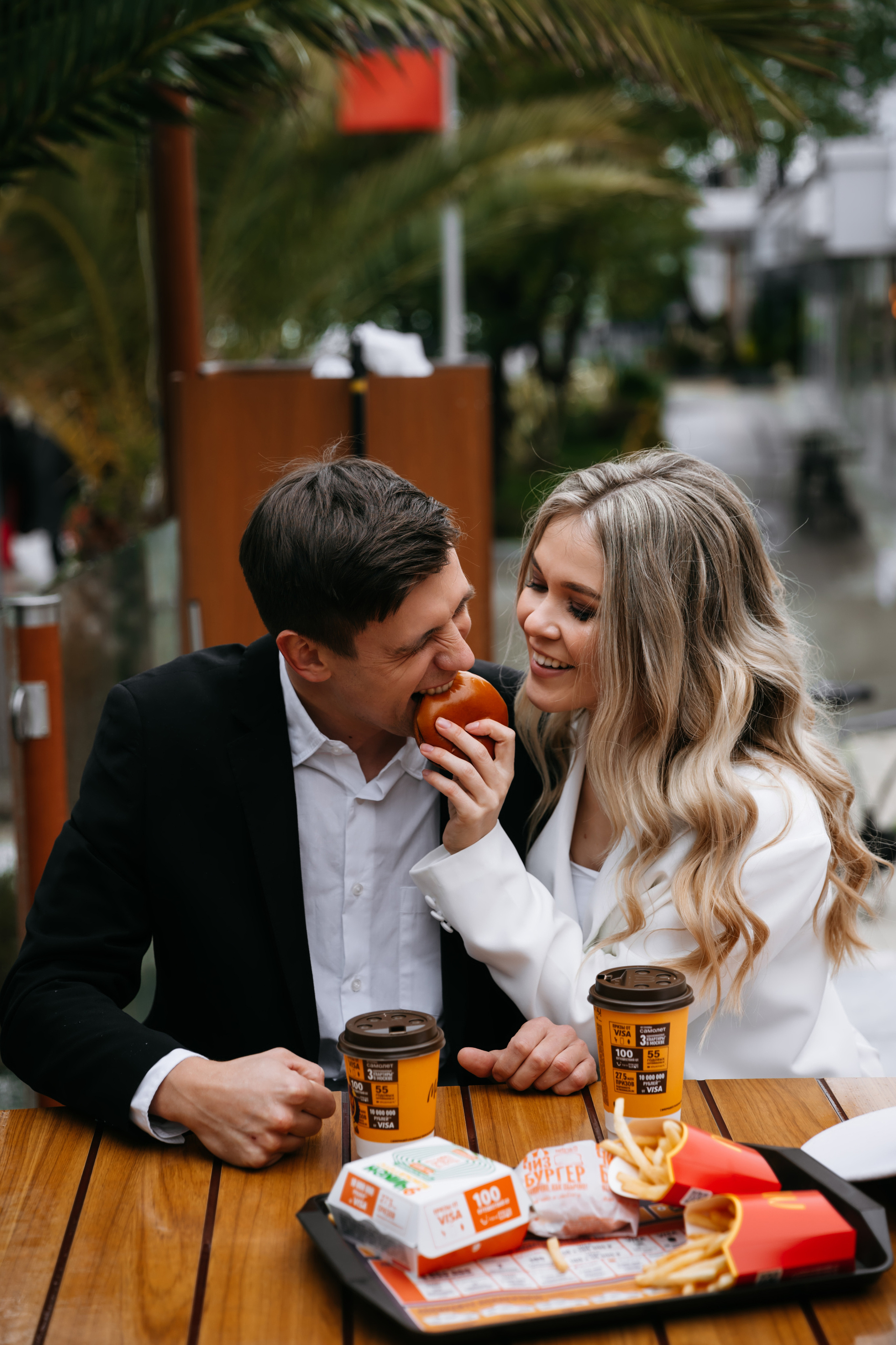 McDonald’s beach and seagulls. Wedding photographer Valeriy Solonskiy