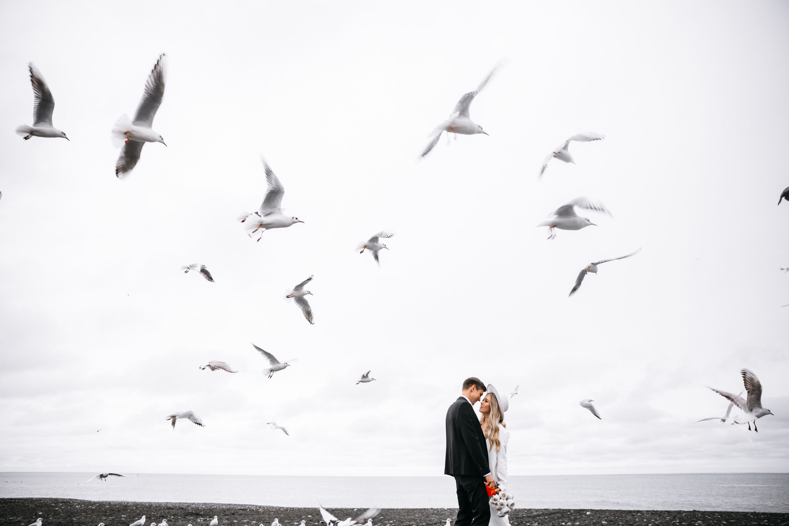 McDonald’s beach and seagulls. Wedding photographer Valeriy Solonskiy