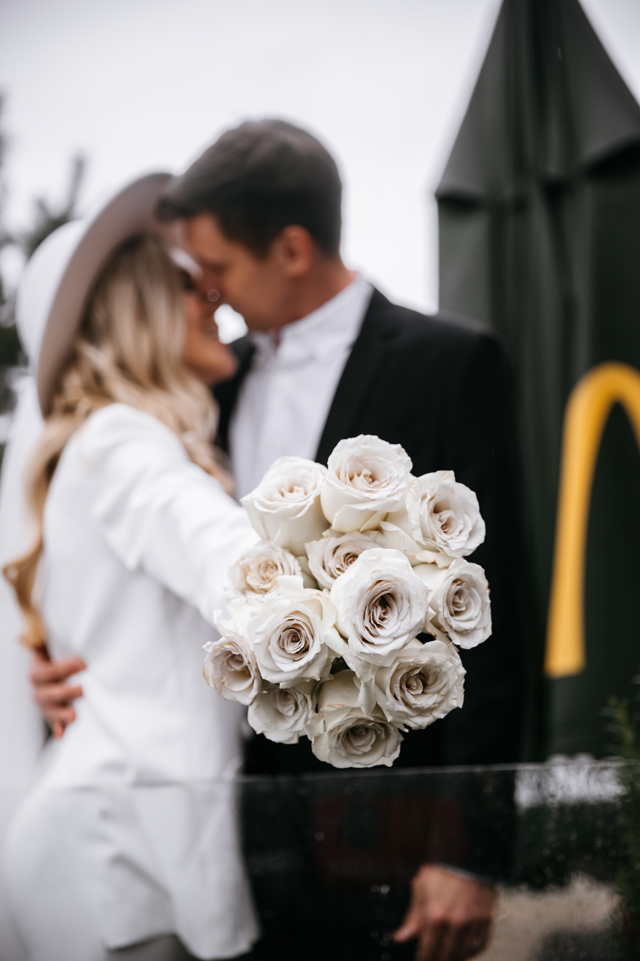 McDonald’s beach and seagulls. Wedding photographer Valeriy Solonskiy