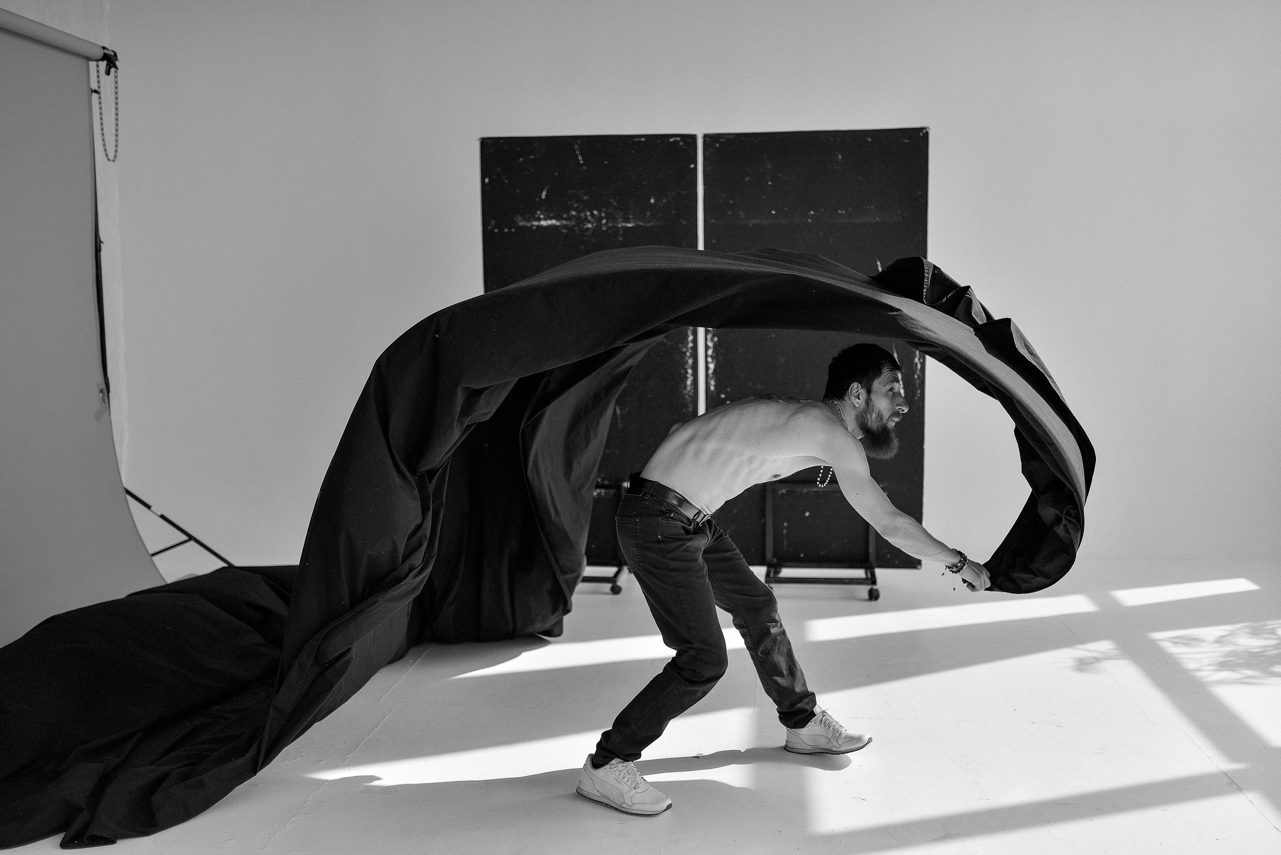 Мужская фотосессия в студии MAIN. Портретный фотограф Новосибирск Дарья Едапина. Фотограф Дарья Едапина Новосибирск