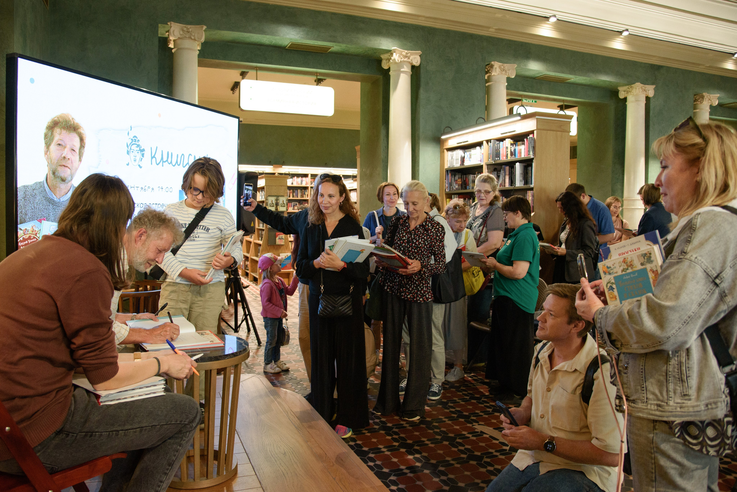 Дом Книги. Встреча с писателем Усачевым. Портретный Семейный Fine-Art фотограф в Санкт-Петербурге Криулина