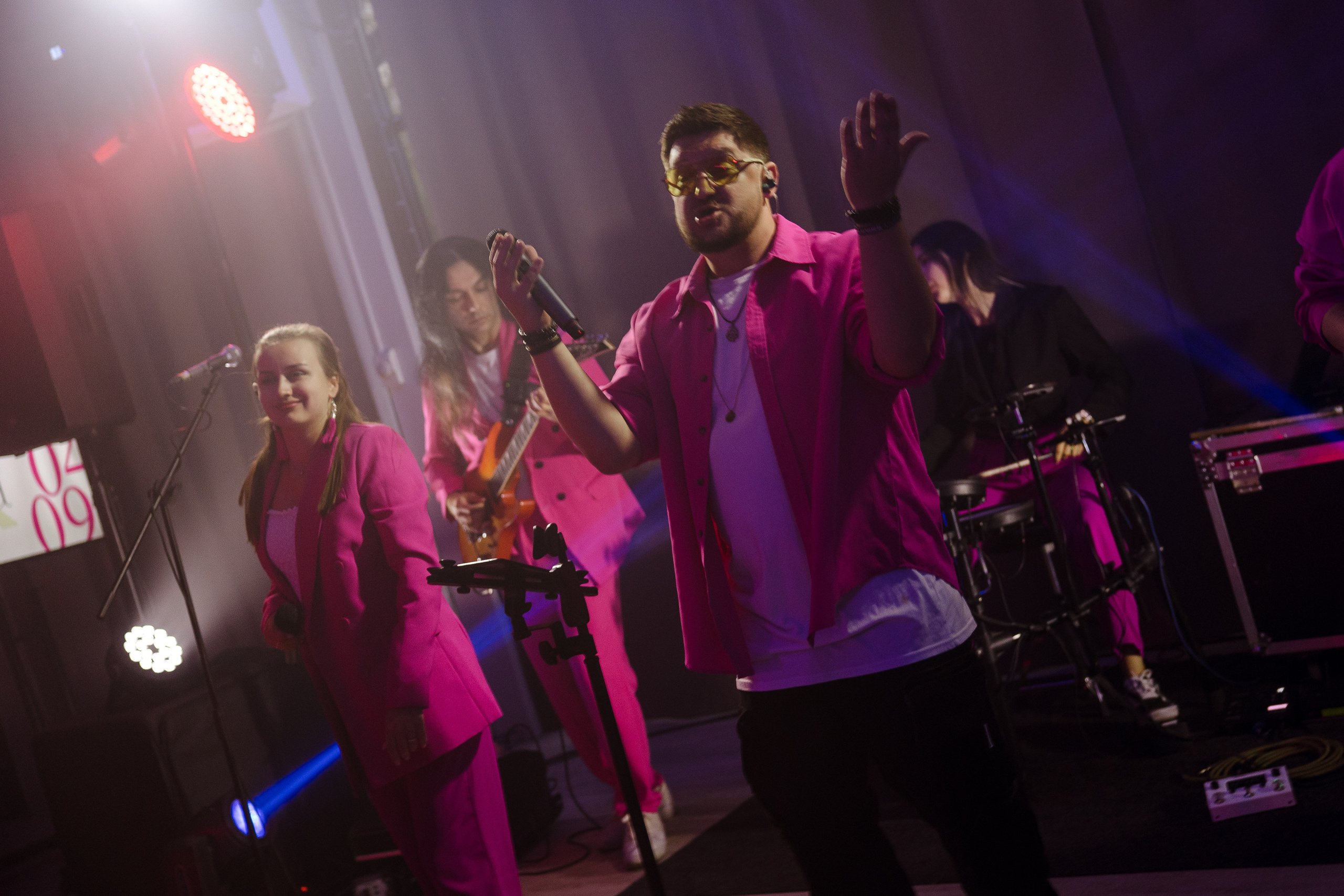 Яркая неоновая свадебная фотосессия в «Нет на карте». Свадебный и семейный фотограф в Самаре и Тольятти | Елена Топанцева