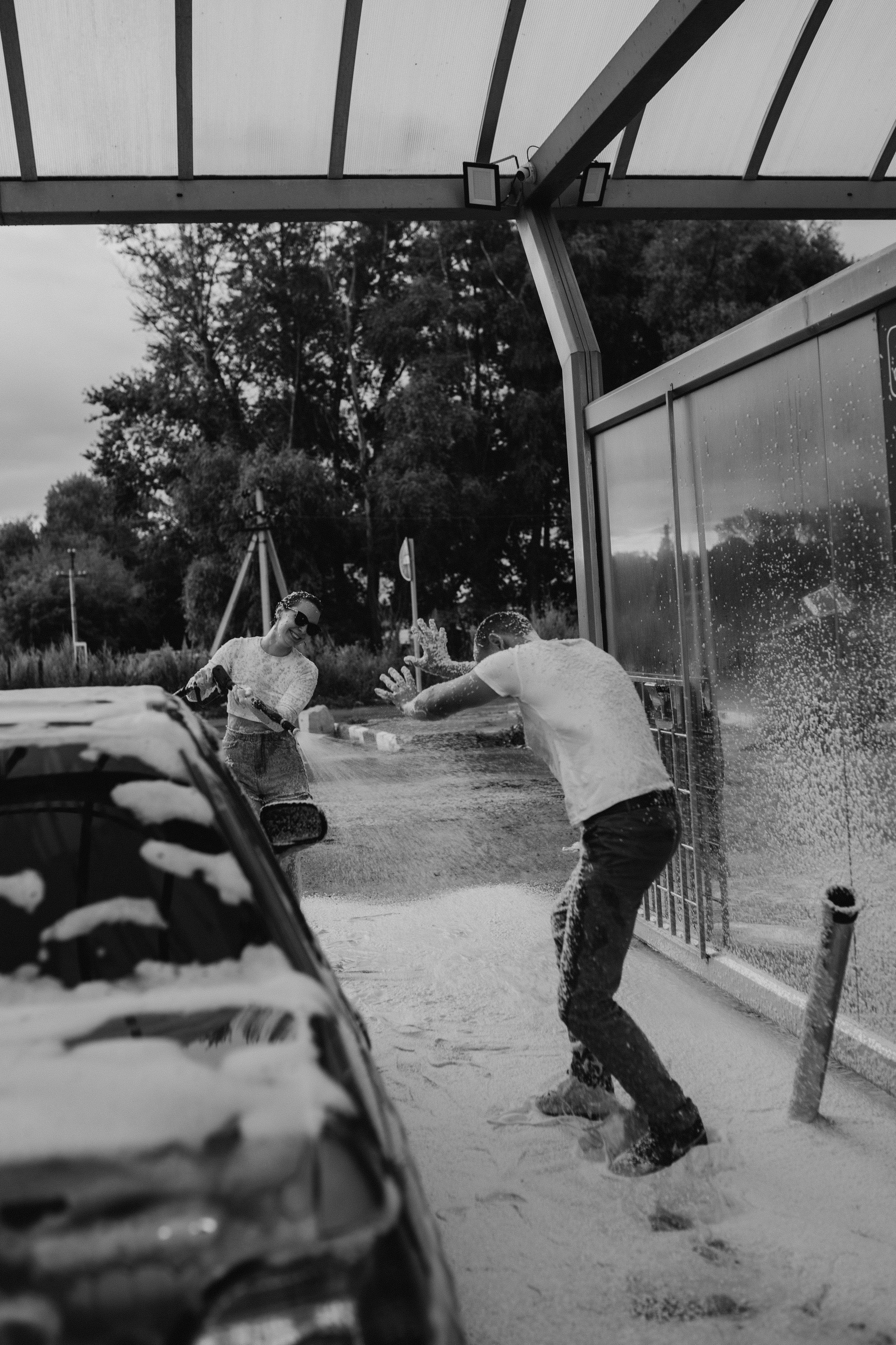 Любовь на одной из городских автомоек. Свадебный фотограф Новосибирск