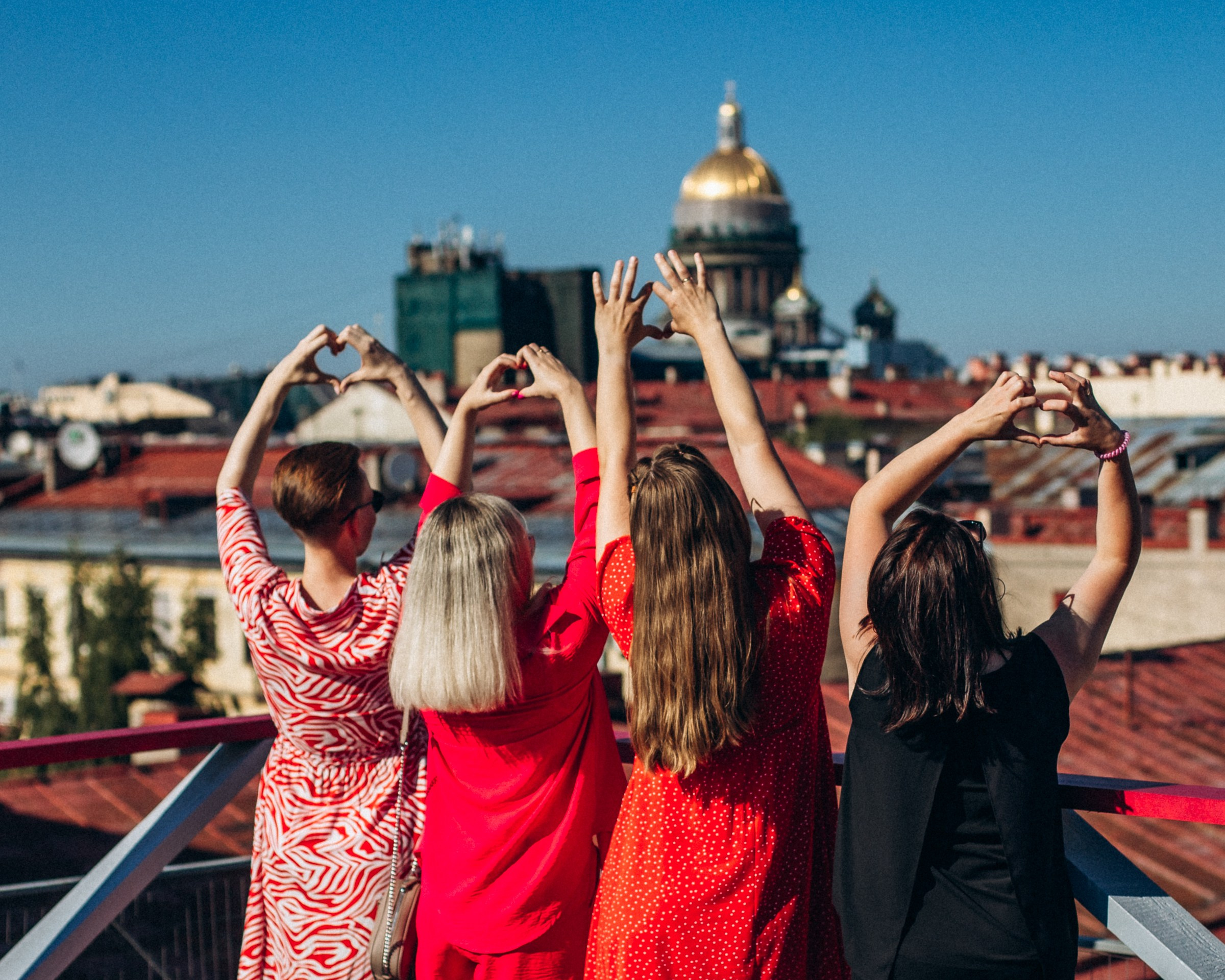 Катерина с подругами в июне. Фотопрогулка в Петербурге. Индивидуальный и семейный фотограф в Санкт-Петербурге