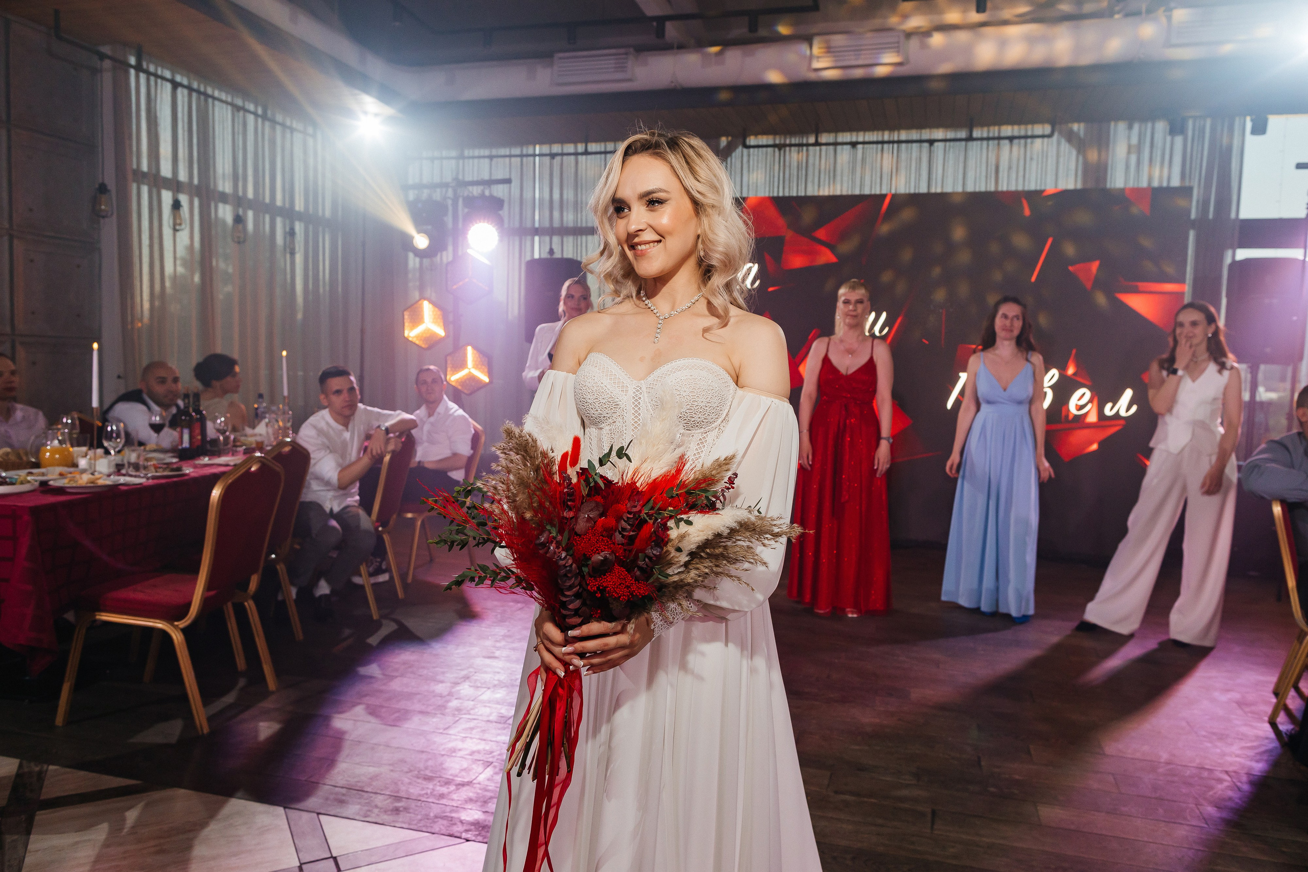 Грандиозное свадебное событие в уютном ресторане. Олег Сверчков | Свадебный фотограф Вологда