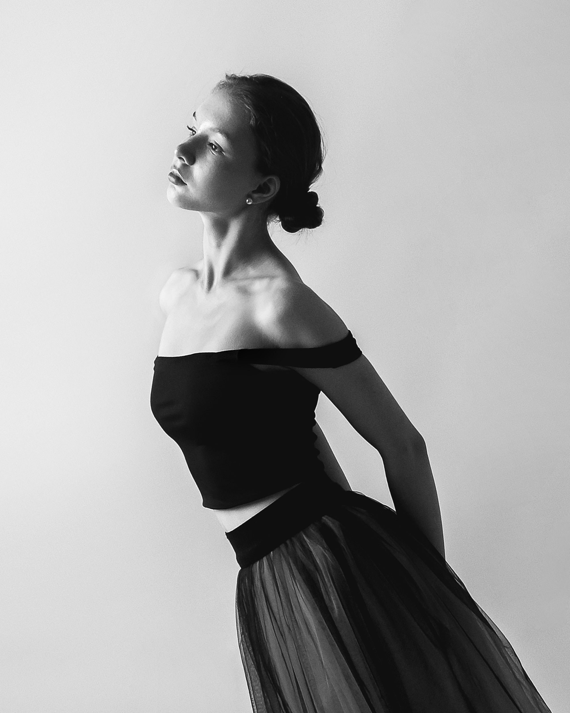 студийный портрет девушки в контровом свете