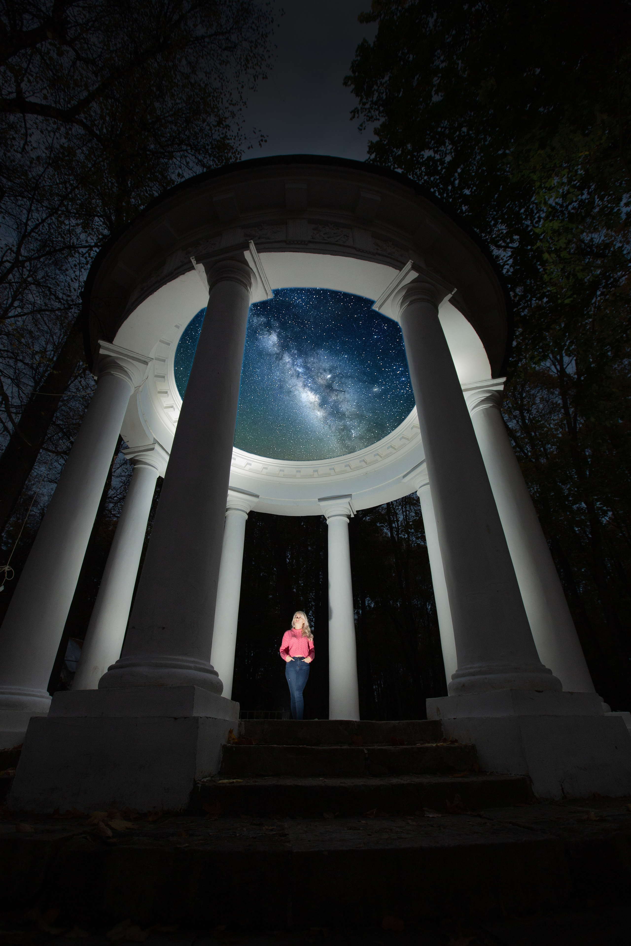 ротонда ночью в усадьбе Суханова 