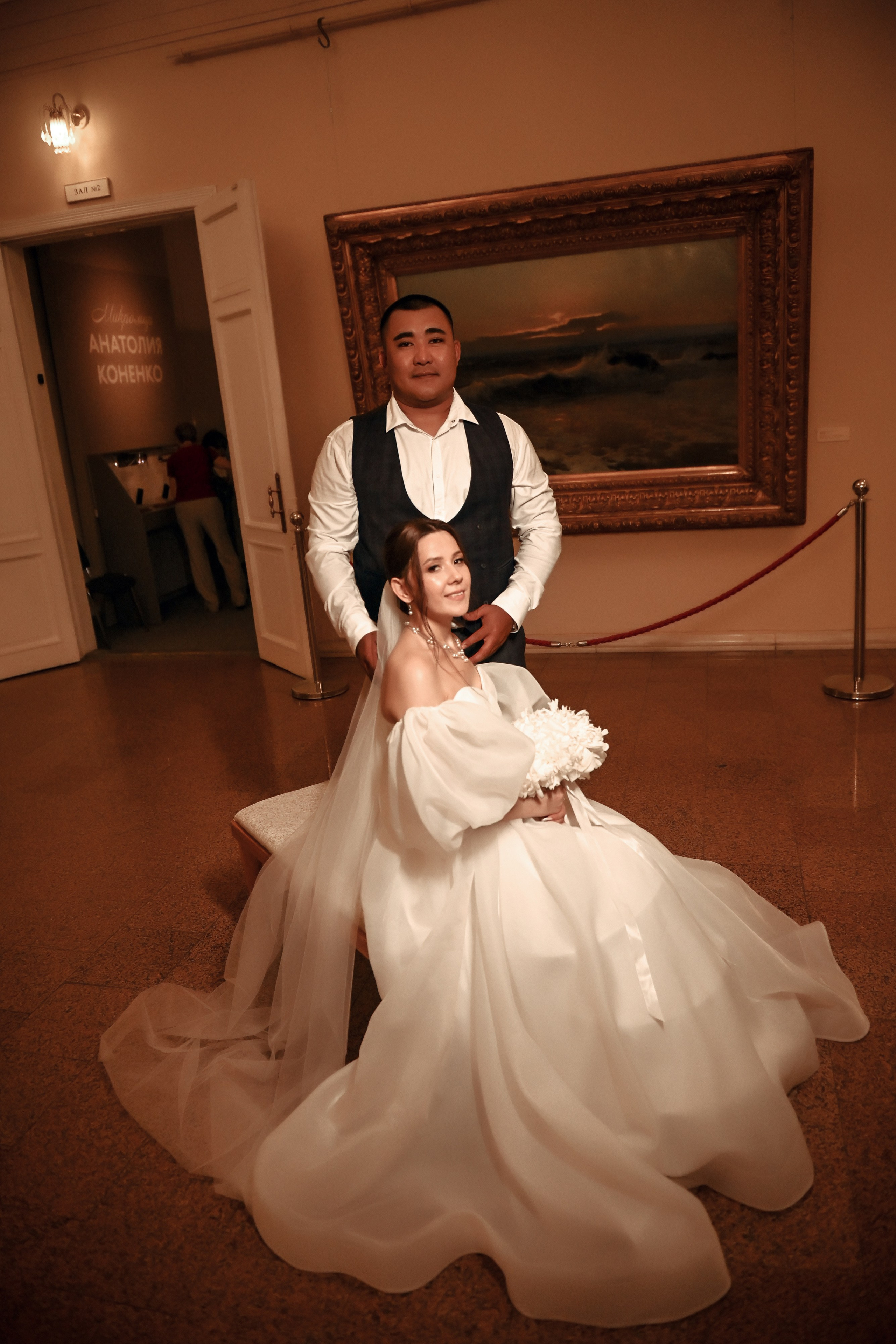 Небольшая свадебная серия в музее и прогулкой под дождем Эльмиры и Ризата. Свадебный, семейный, детский, контент фотограф в Омске Максим Ильин