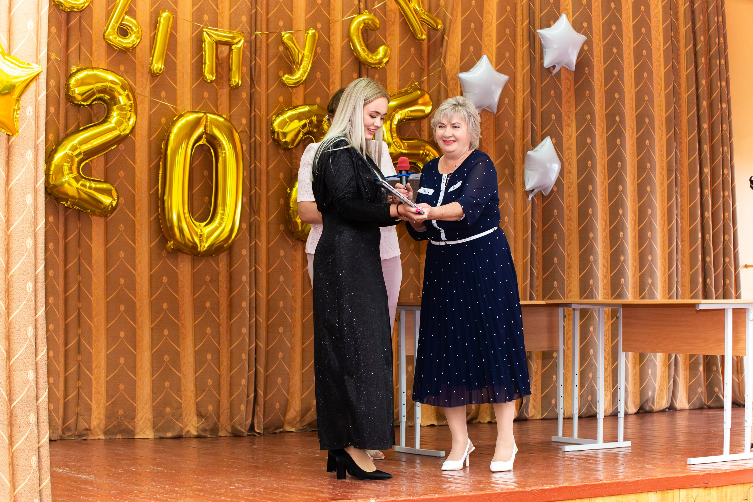 ВРУЧЕНИЕ ДИПЛОМОВ 2025 9 ШКОЛА Г.МЦЕНСК. Профессиональный фотограф в Мценске и Орловской области