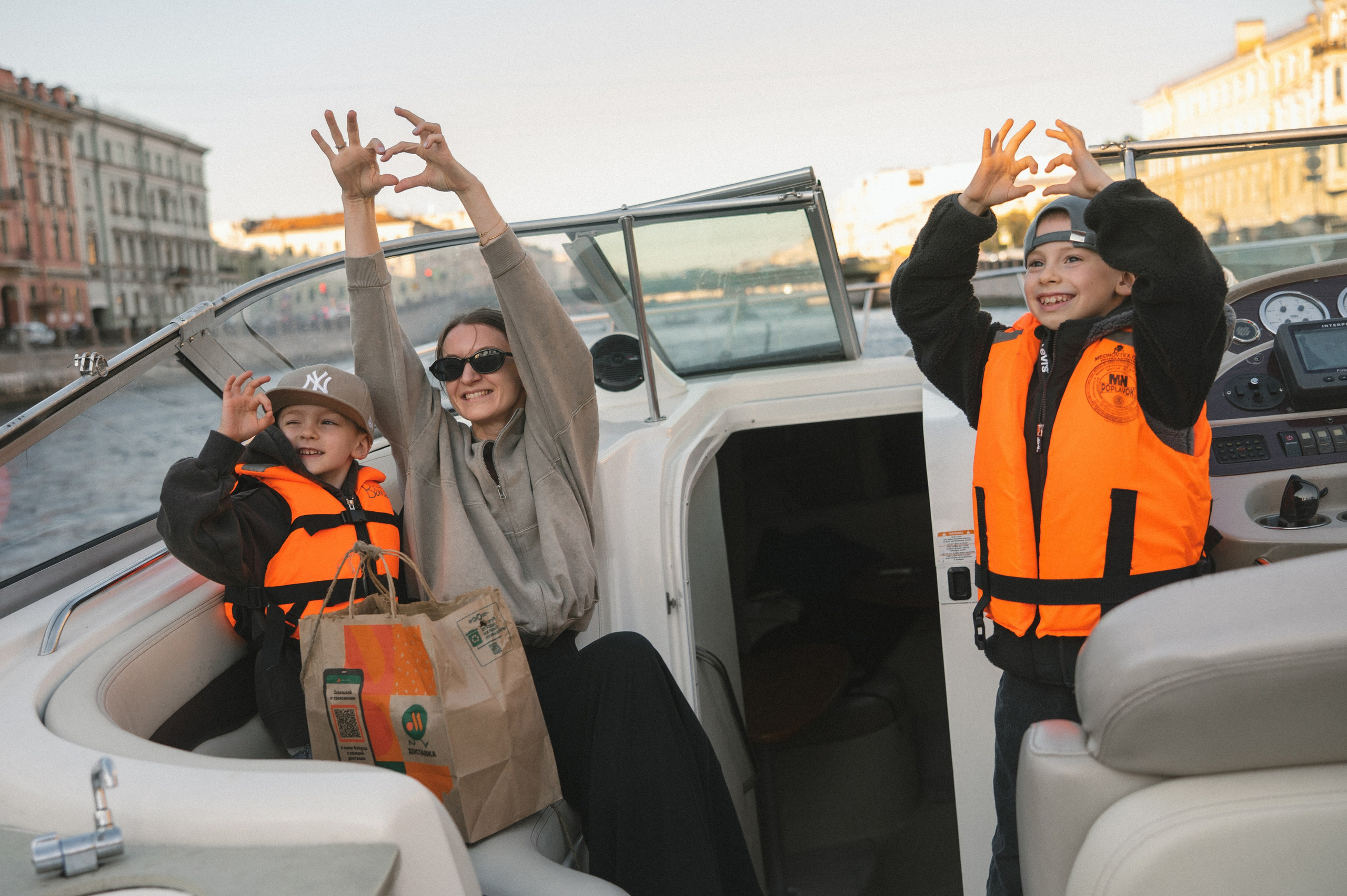 Семейная фотосессия на катере в Санкт-Петербурге. Свадебный и семейный фотограф в Санкт-Петербурге Татьяна Пастухова