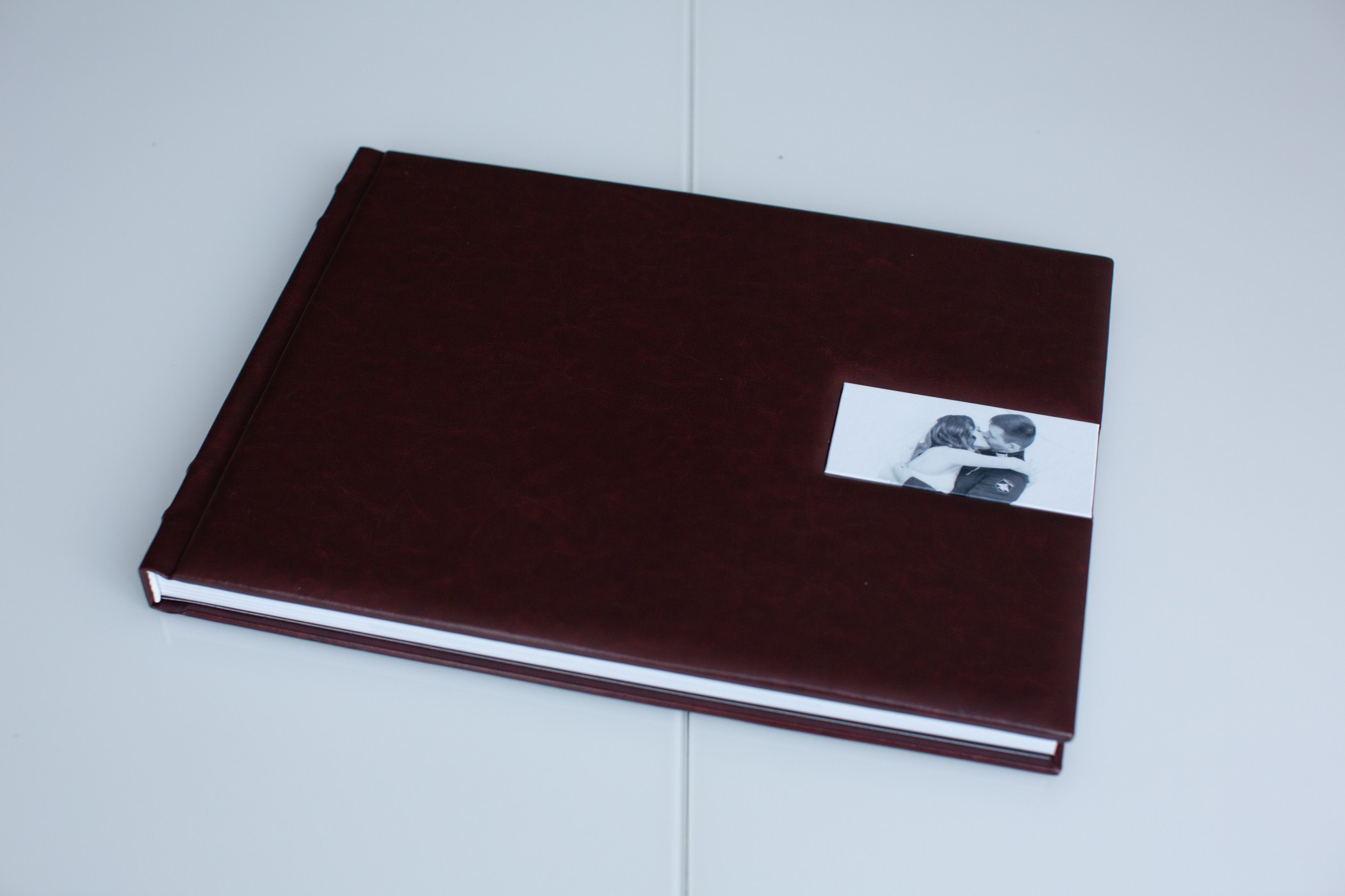 Готовая фотокнига 40х30 в развороте 40х60 см изготовлена в коричневом цвете из искусственной кожи с фото вставкой  на лицевой стороне обложки