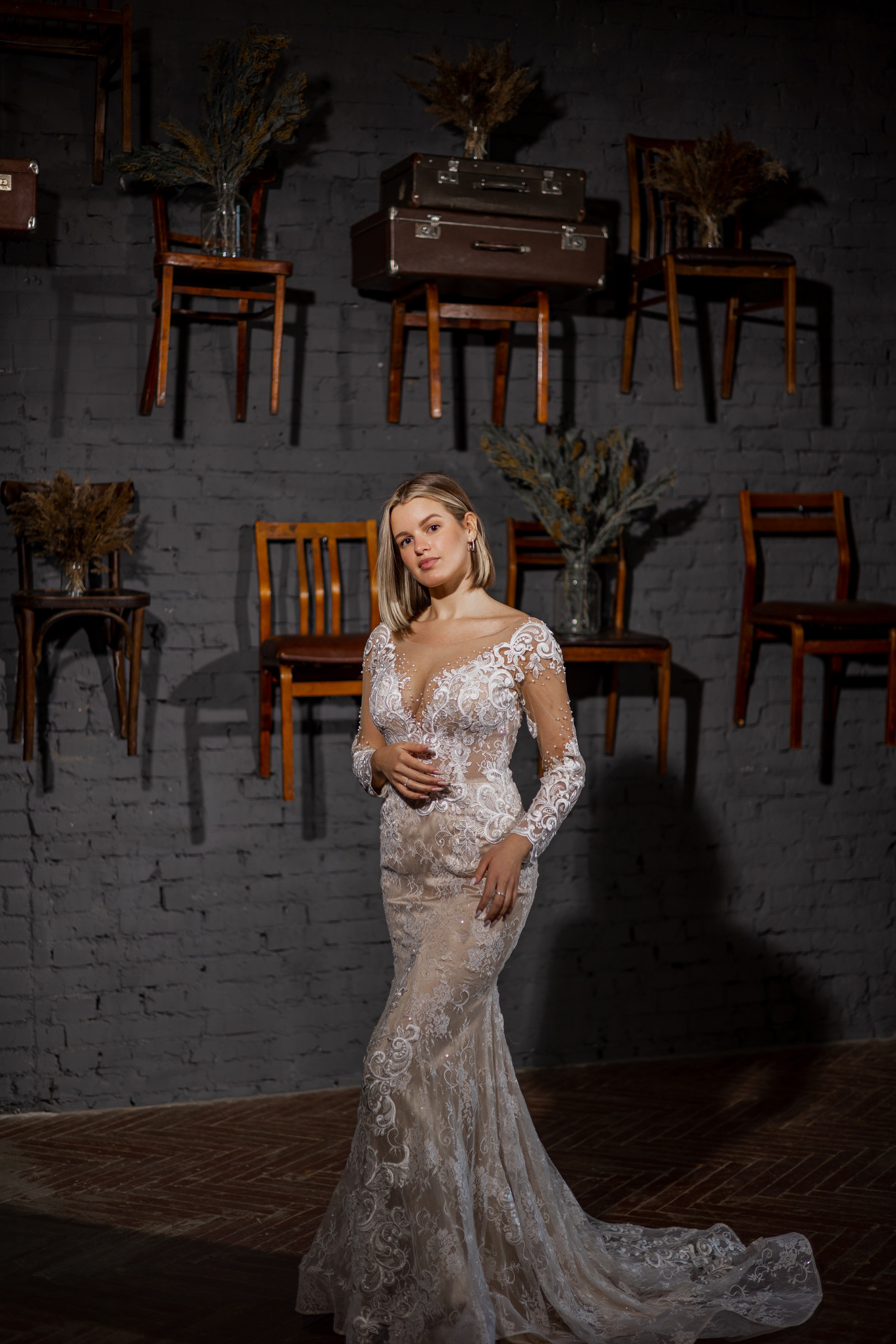 арт фотография свадебная невеста на фоне подвешенных коричневых стульев студийные фотографии Кемерово свадебное