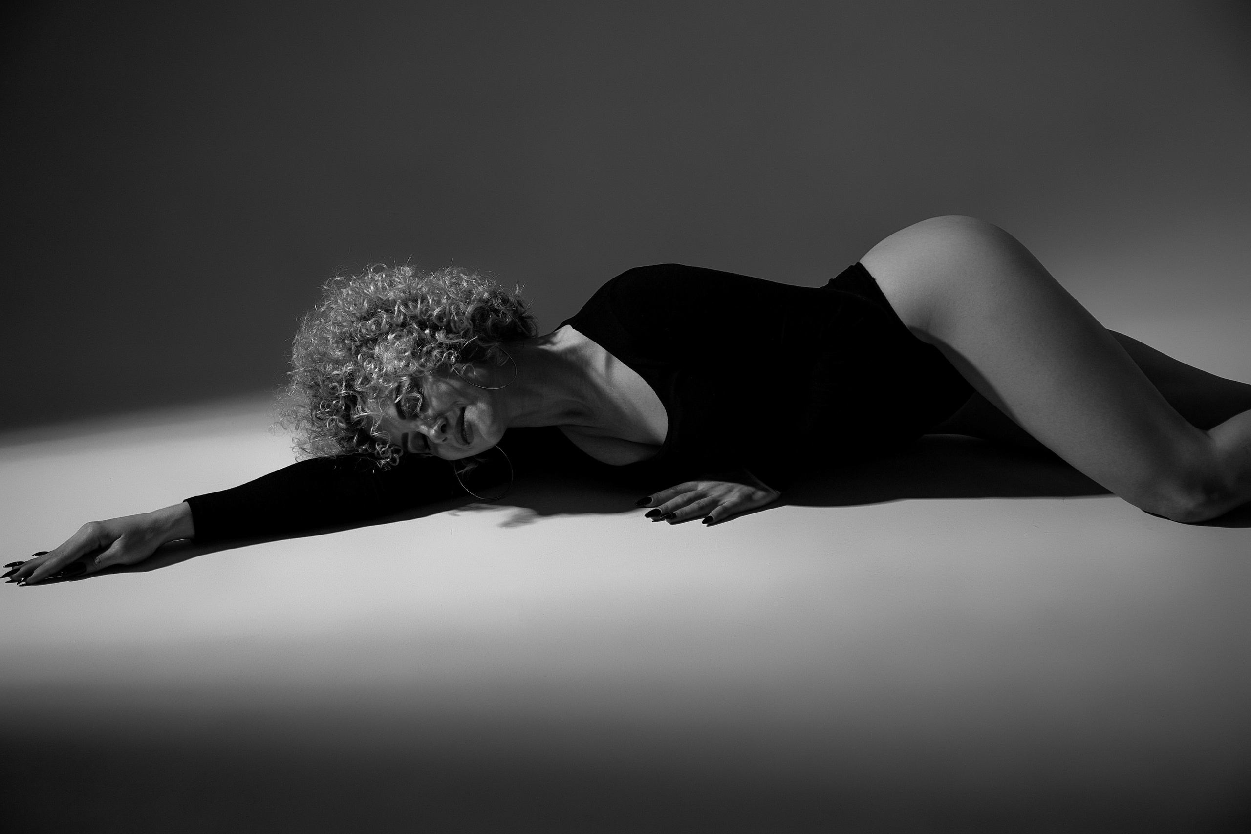 Чуственная фотосессия в студии для прекрасной девушки Ланы. Коммерческий фотограф Андрей Тремасов