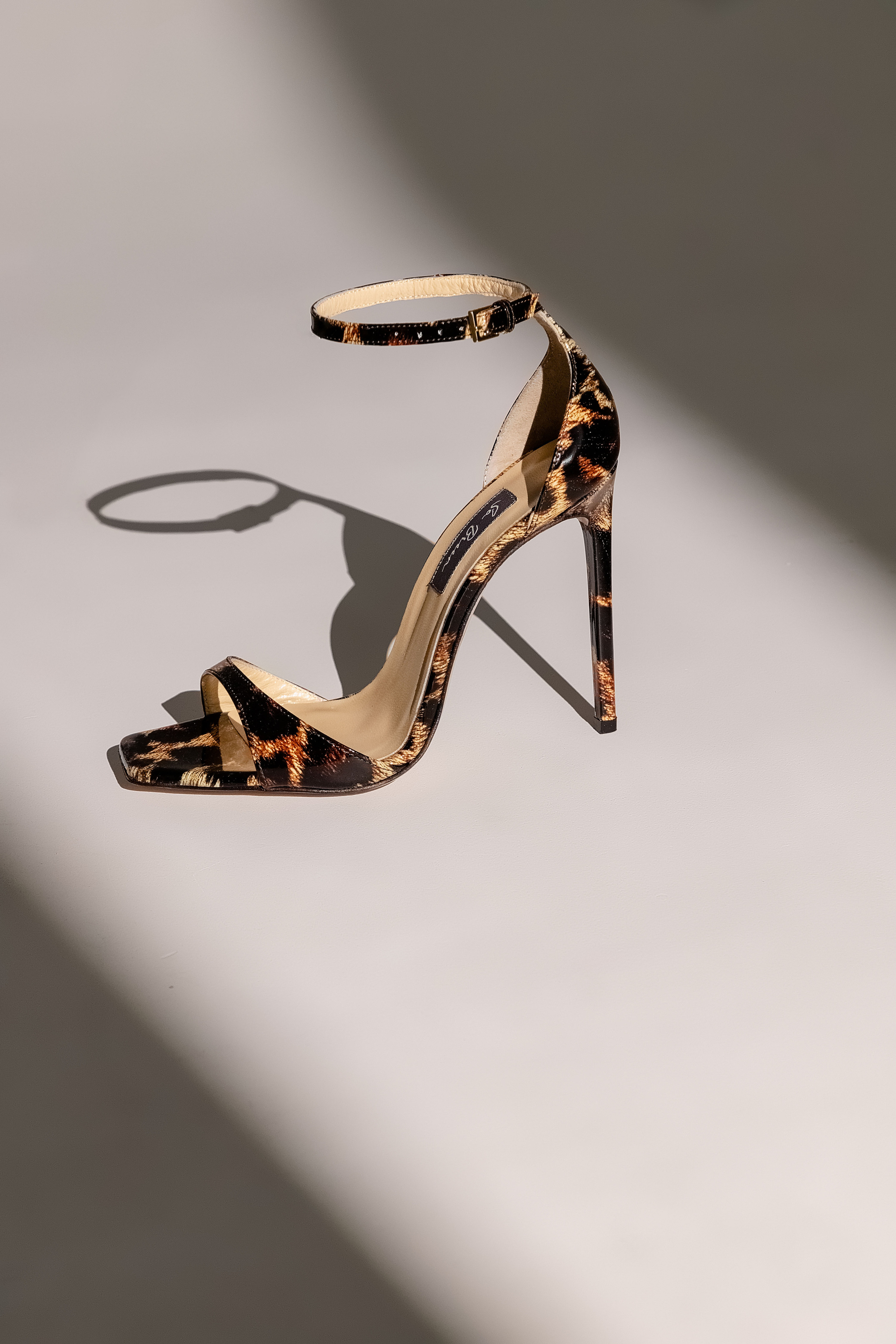 Фотосъёмка босоножек для бренда SoBreen. Коммерческий фотограф Андрей Тремасов