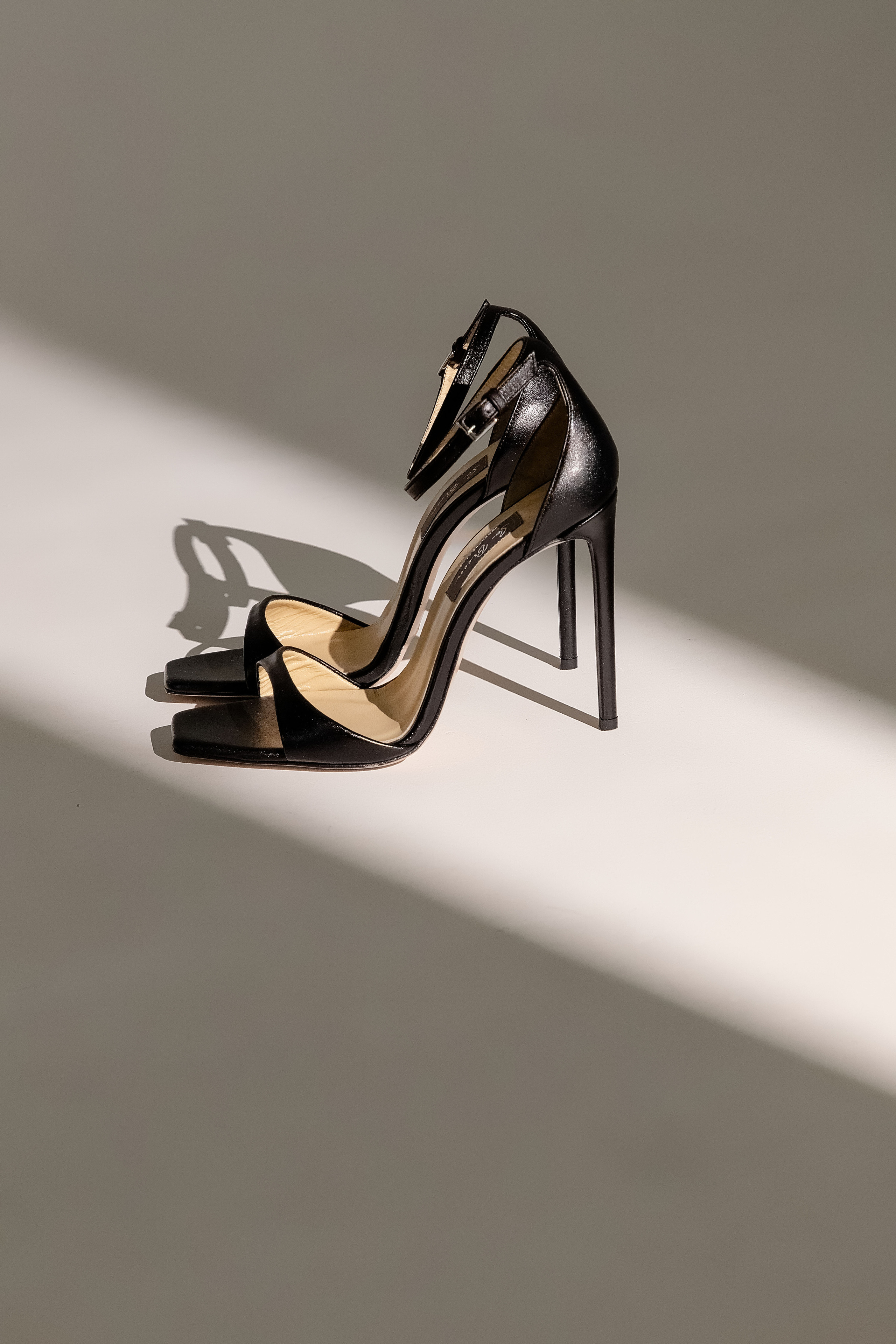 Фотосъёмка босоножек для бренда SoBreen. Коммерческий фотограф Андрей Тремасов