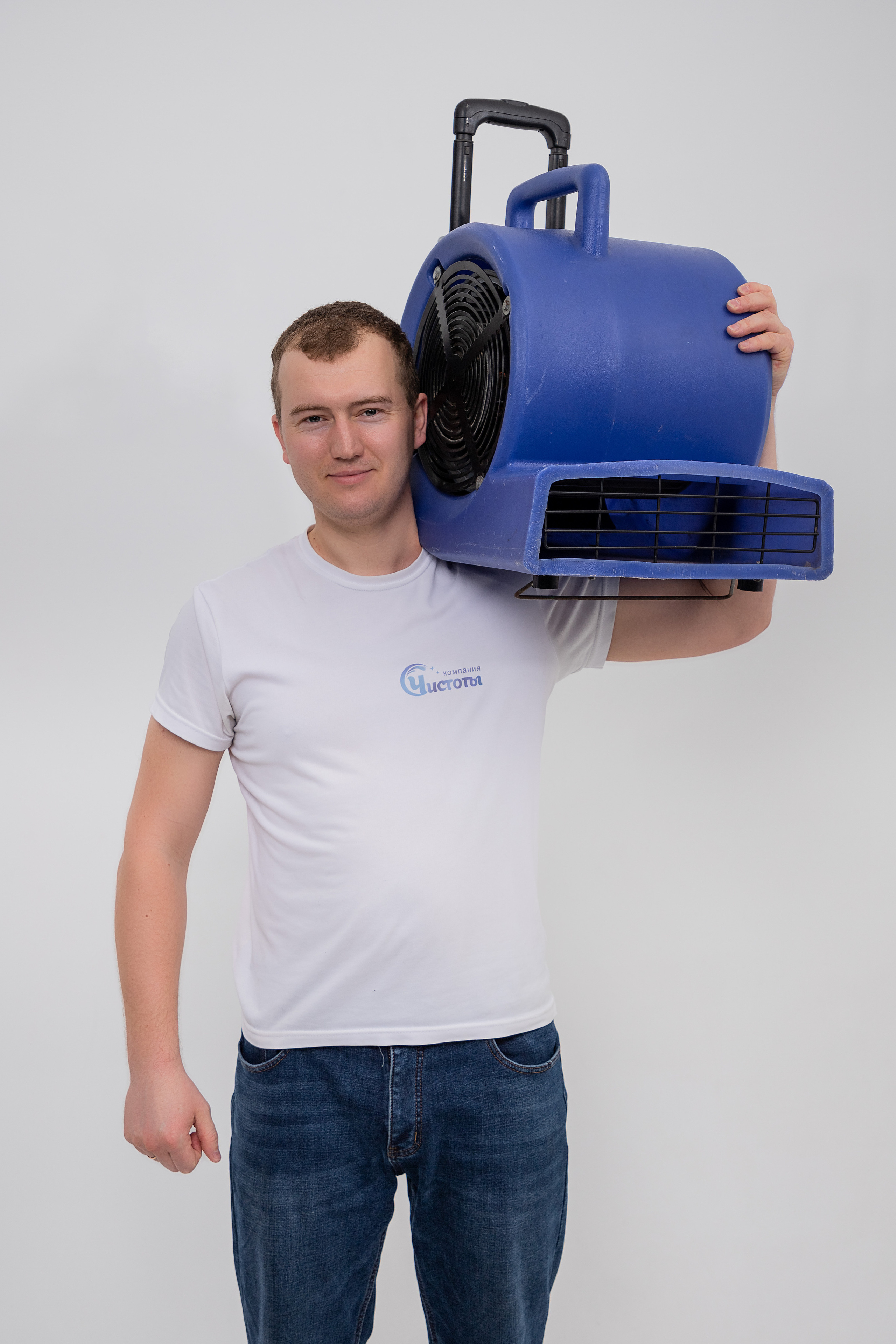 сотрудник клирингового агентства с сушильным аппаратом