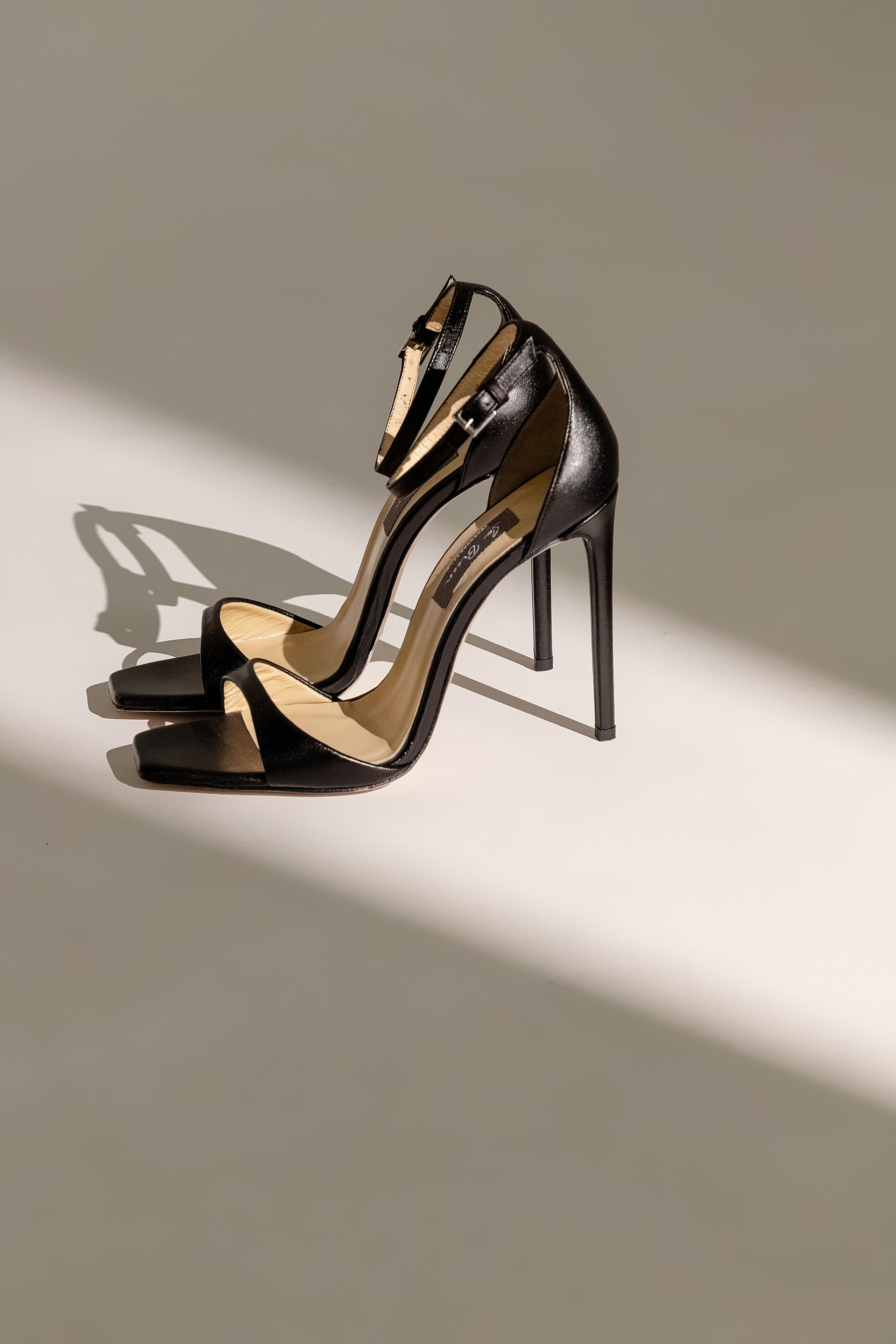 Фотосъёмка босоножек для бренда SoBreen. Коммерческий фотограф Андрей Тремасов