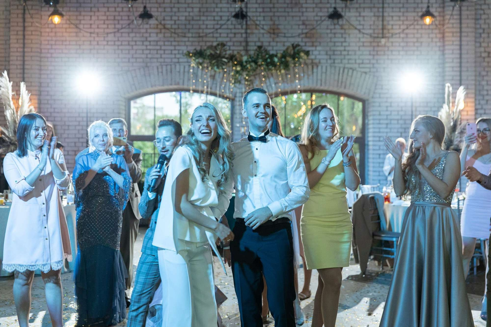 Невеста, жених и гости веселятся на свадебной вечеринке