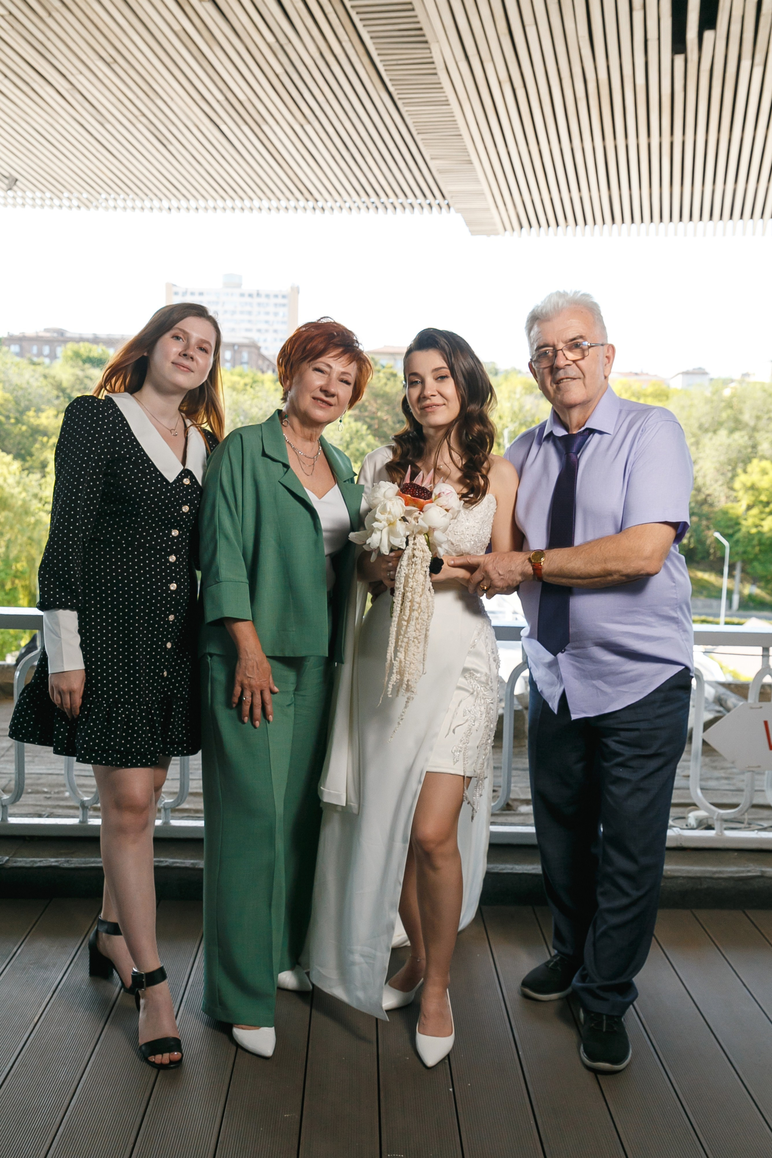 Гости украли жениха и невесту для фотографий на крыше ресторана Река. Событийный фотограф Максим Бескоровайновнов