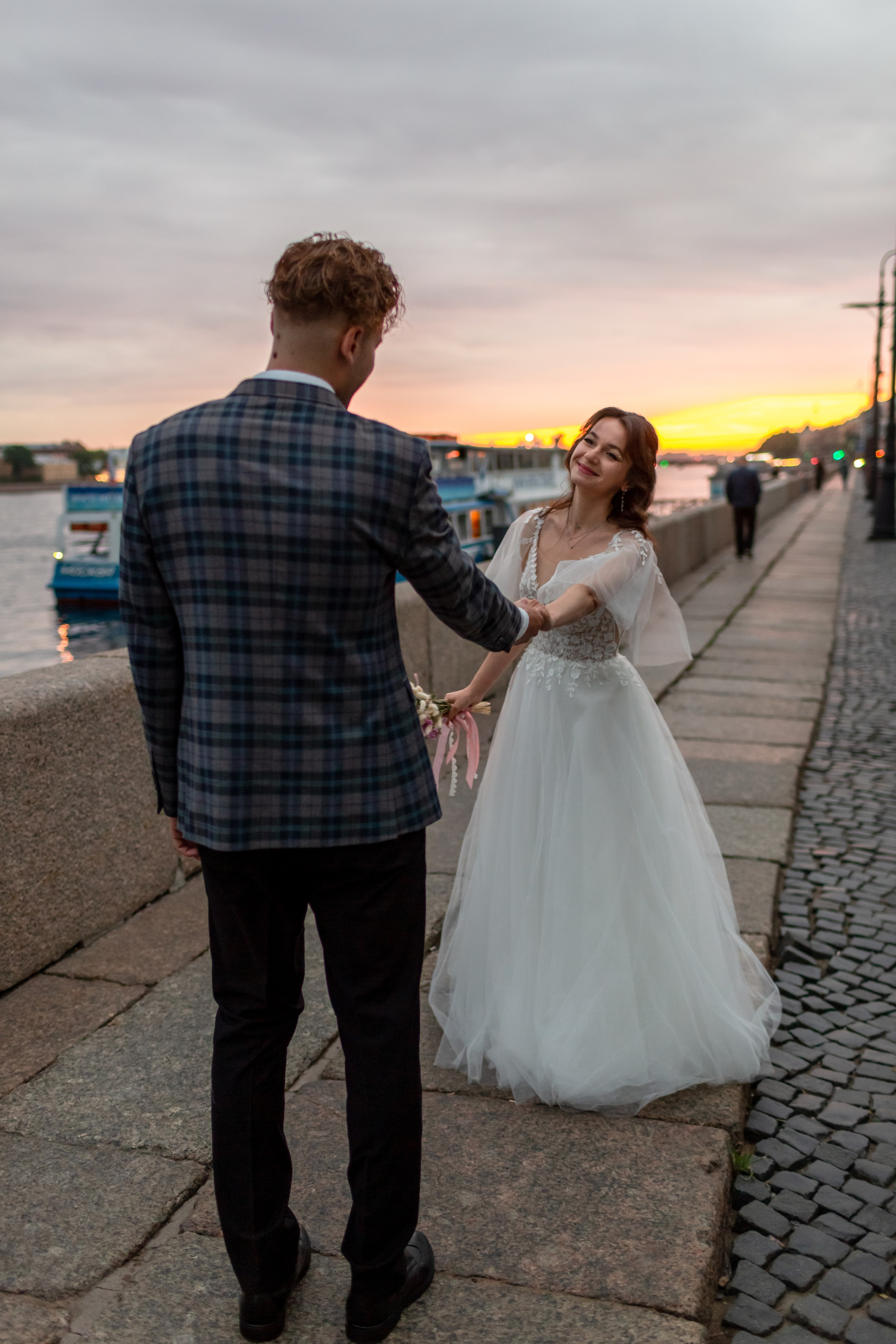 Красивое свадебное платье в движении