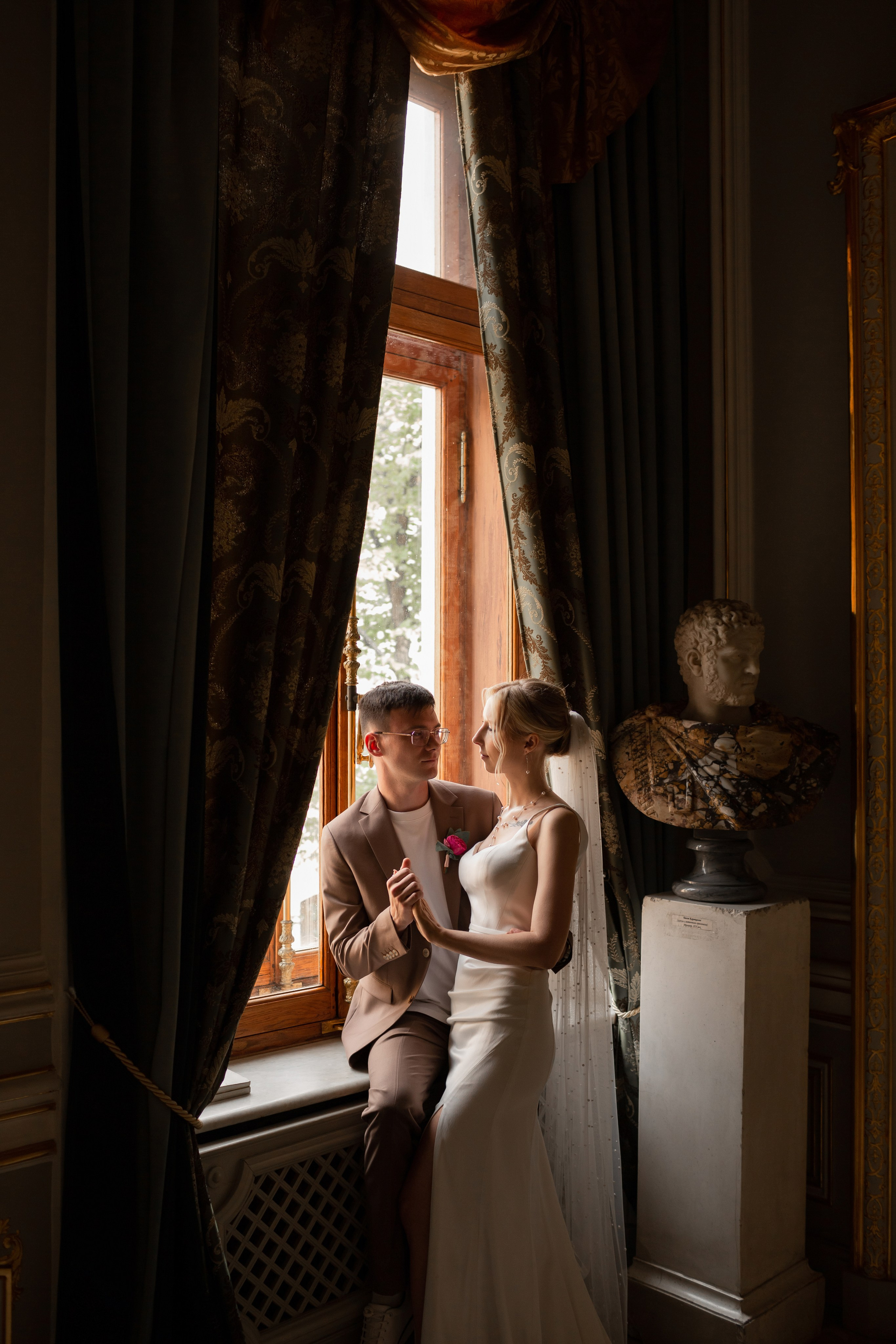 Свадебная фотосессия во дворцах Петербурга. Свадебный фотограф Кирилл Белый
