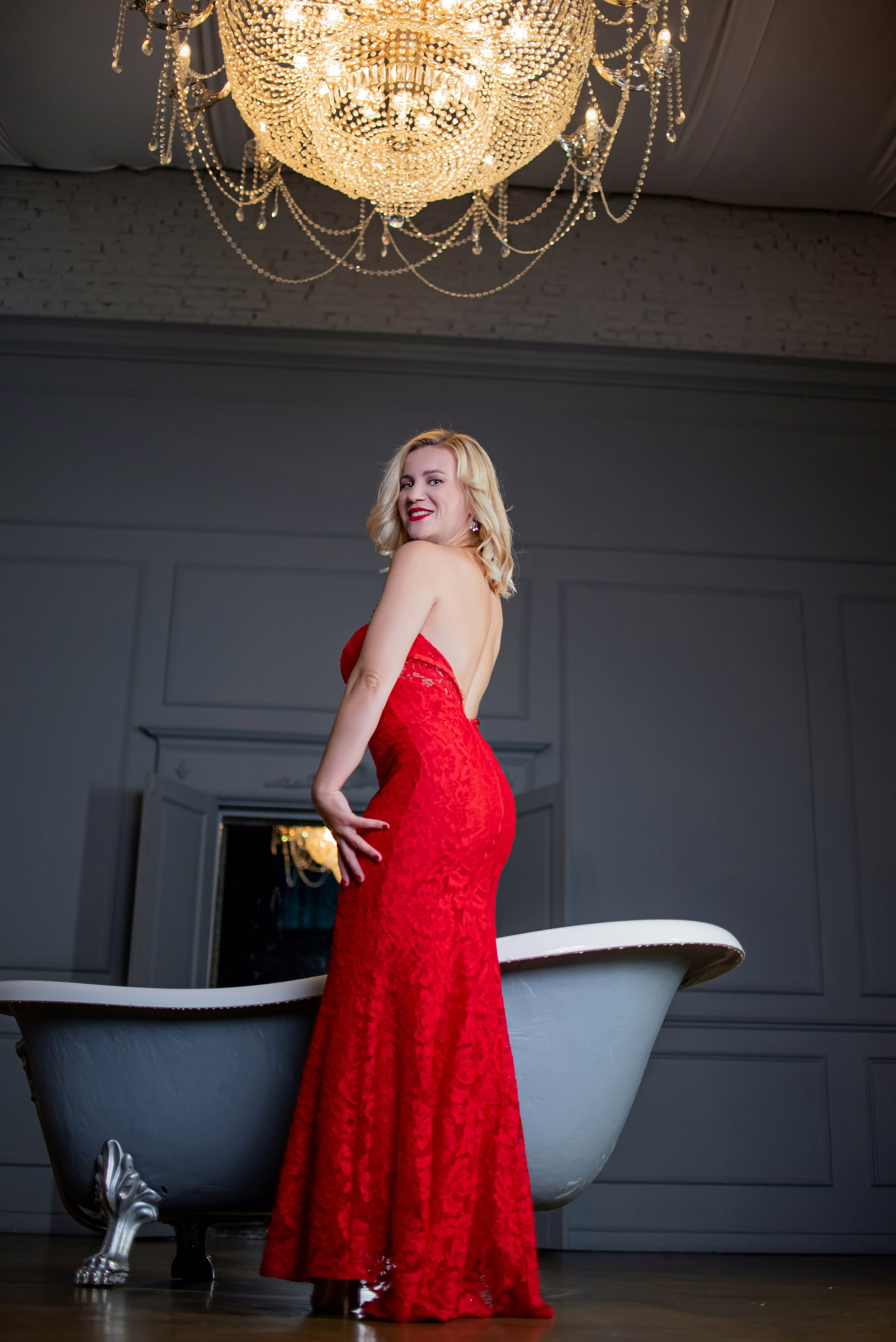 "Портрет блондинки в красном платье в профессиональной студии в Москве на ВДНХ