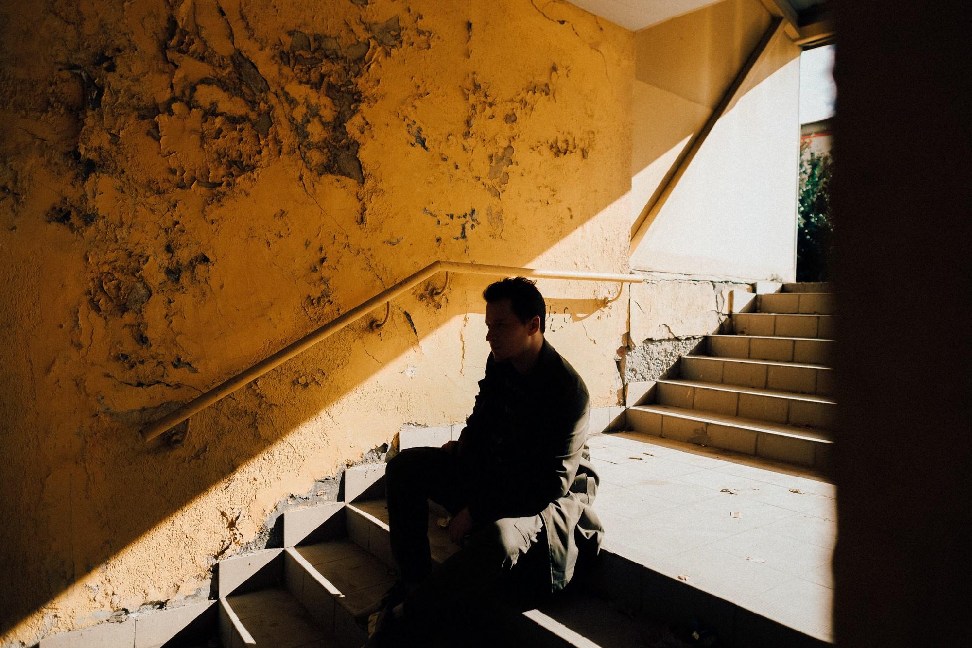 Фотограф Тюмень Дарья Мустафина — Мужская фотосессия на улицах Тюмени. Портретный фотограф Тюмень Дарья Мустафина