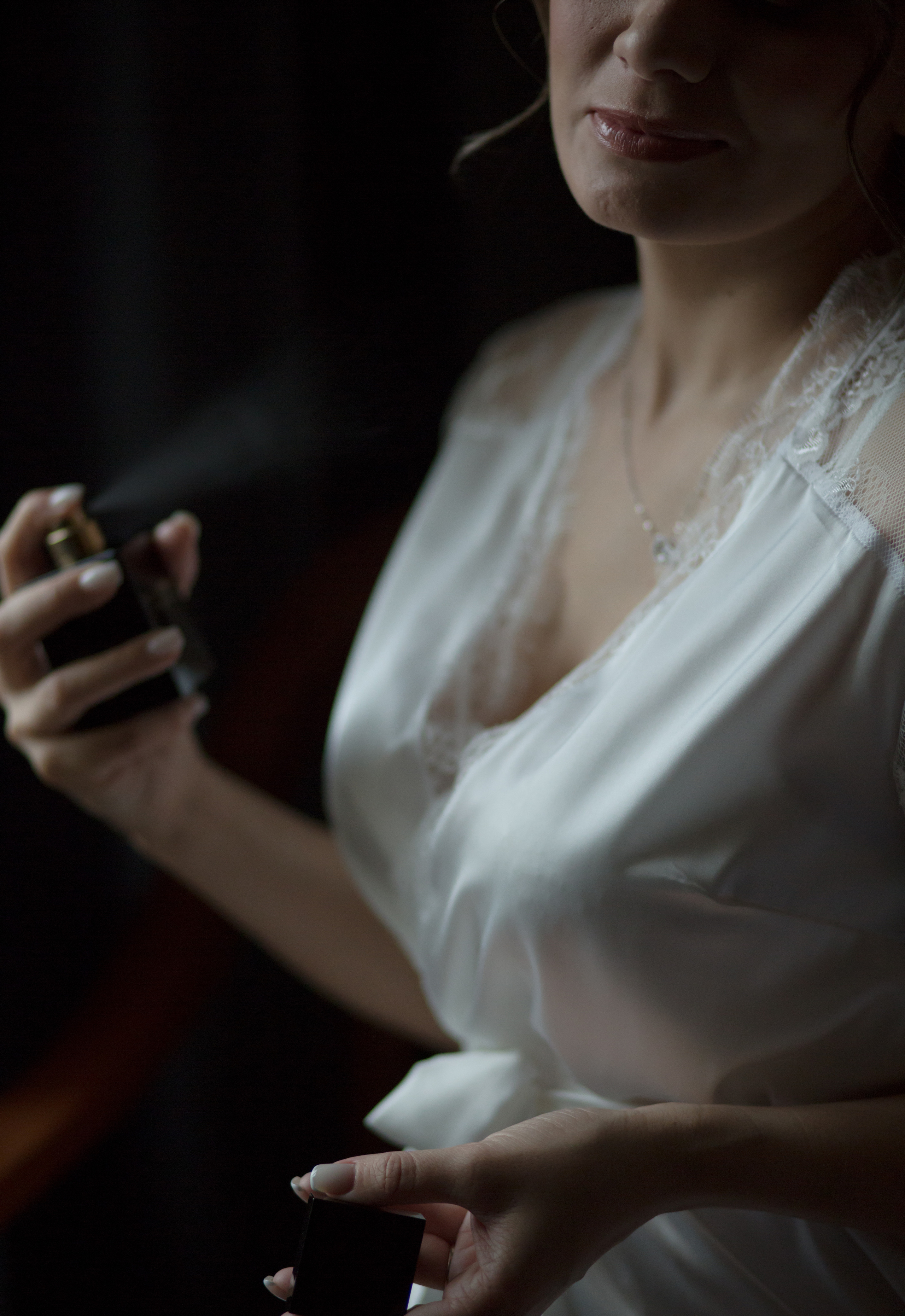 невеста держит в руках флакон духов