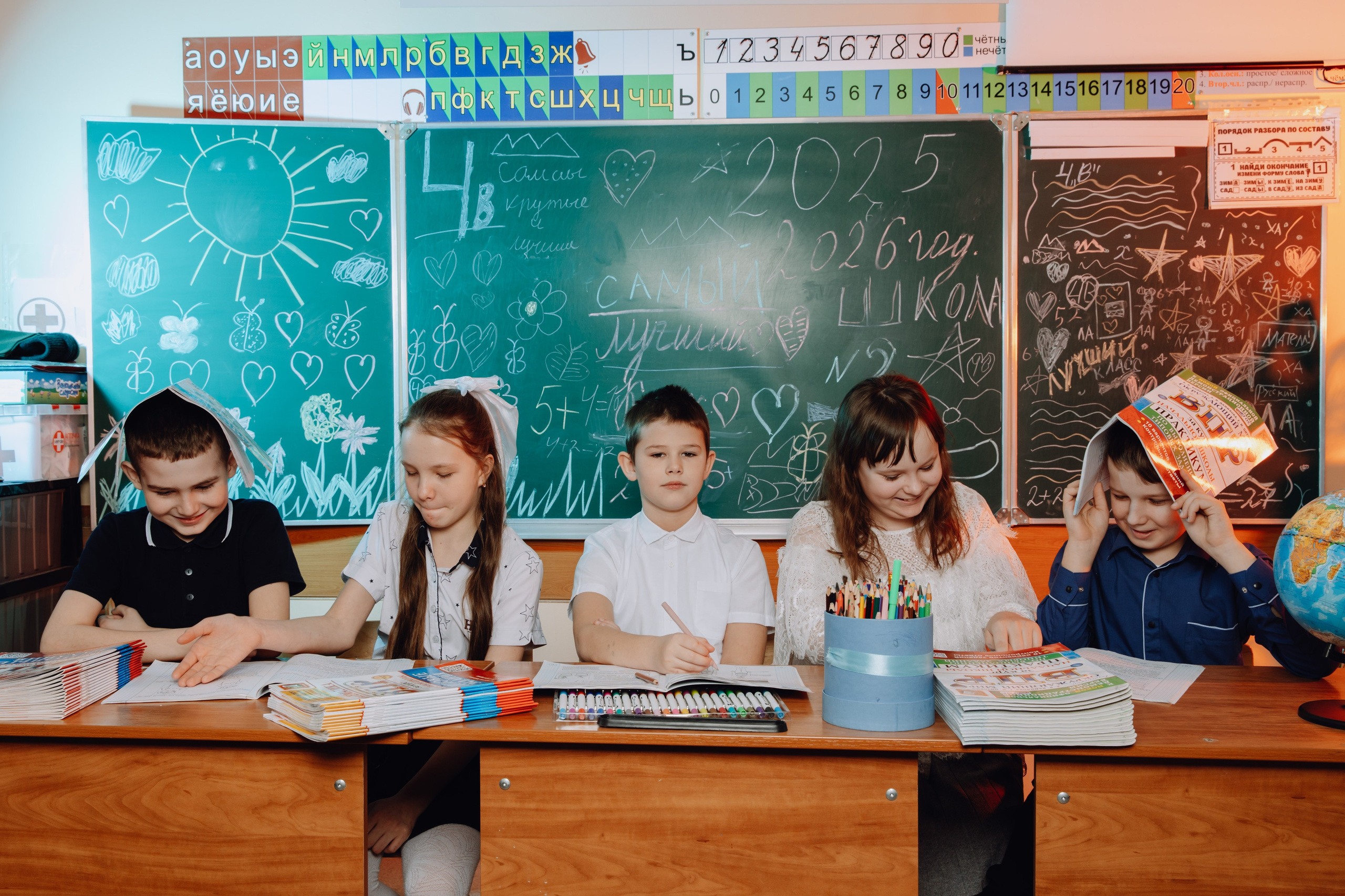 Школьные альбомы в Чернянке. Фотограф Максим Никонов