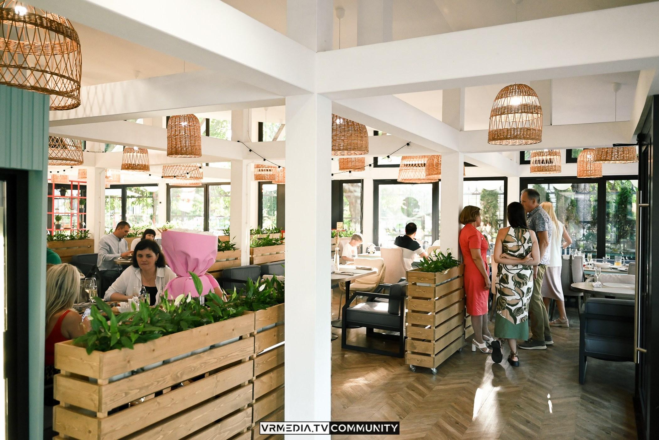 Ресторан «Volna»: Вокальный вечер на летней веранде «Хочу на дачу»