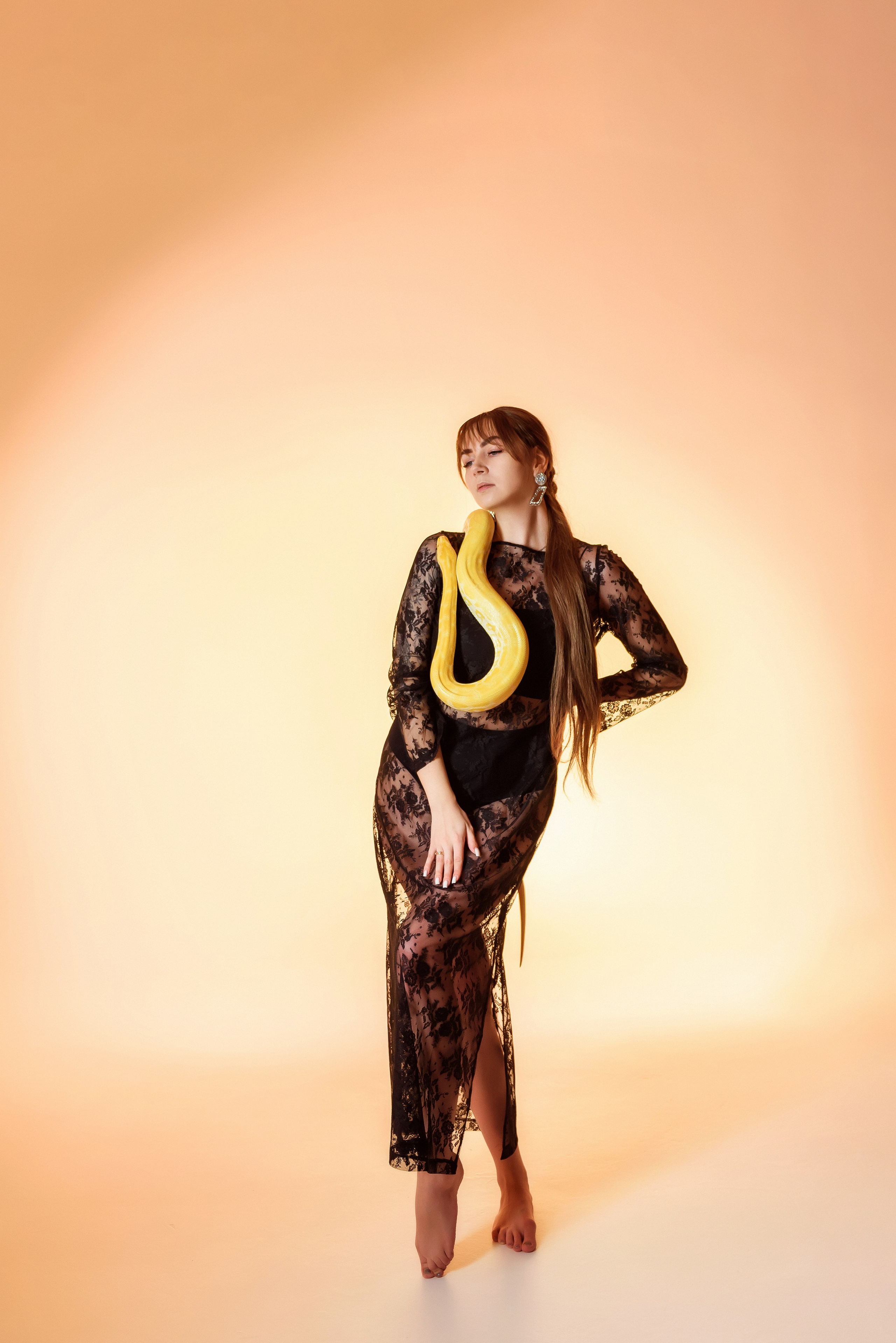 Съемка с желтой змеей