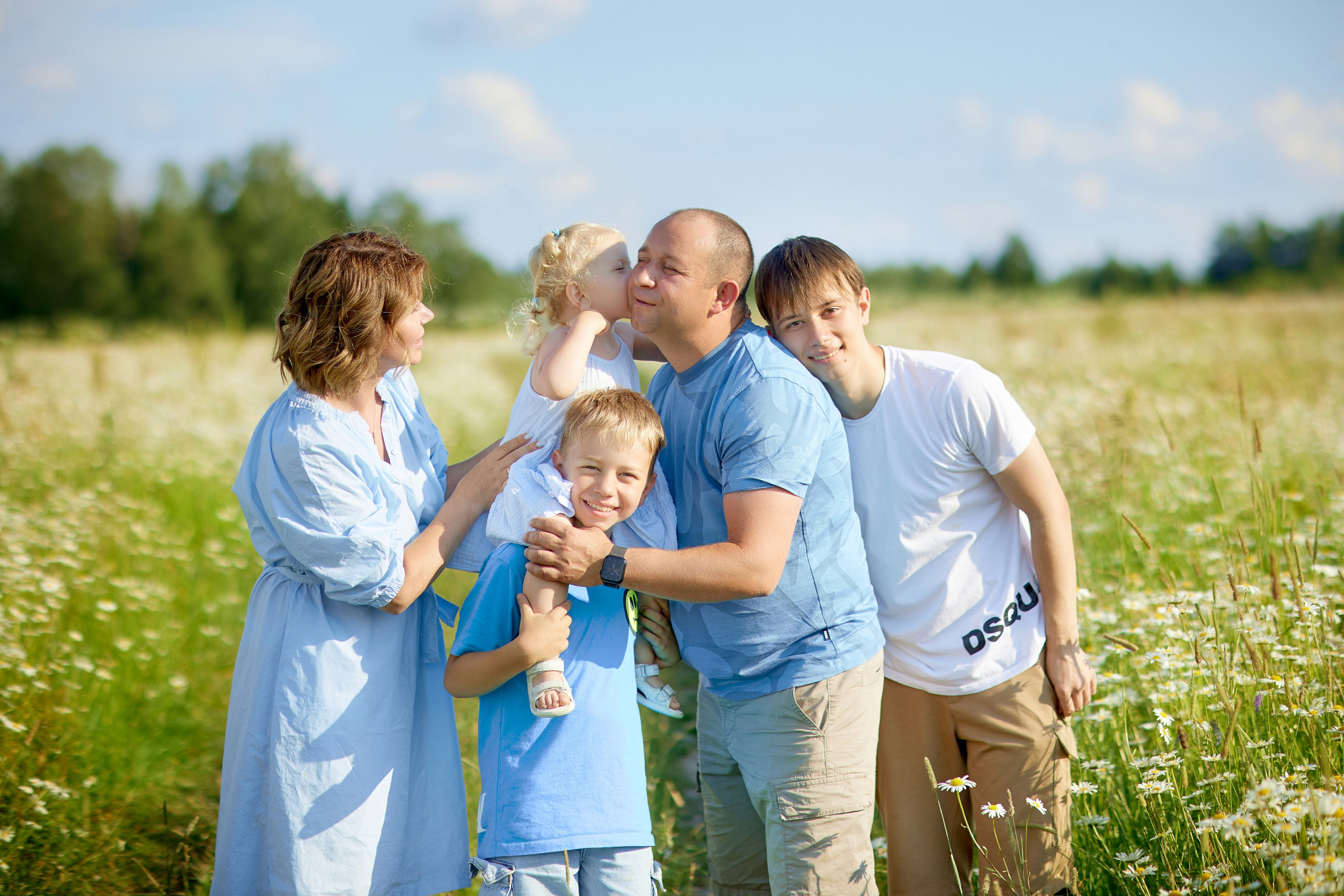 Семейная фотосессия в ромашках. Семейный и свадебный фотограф в Москве Пушкино Элеонора Янбухтина