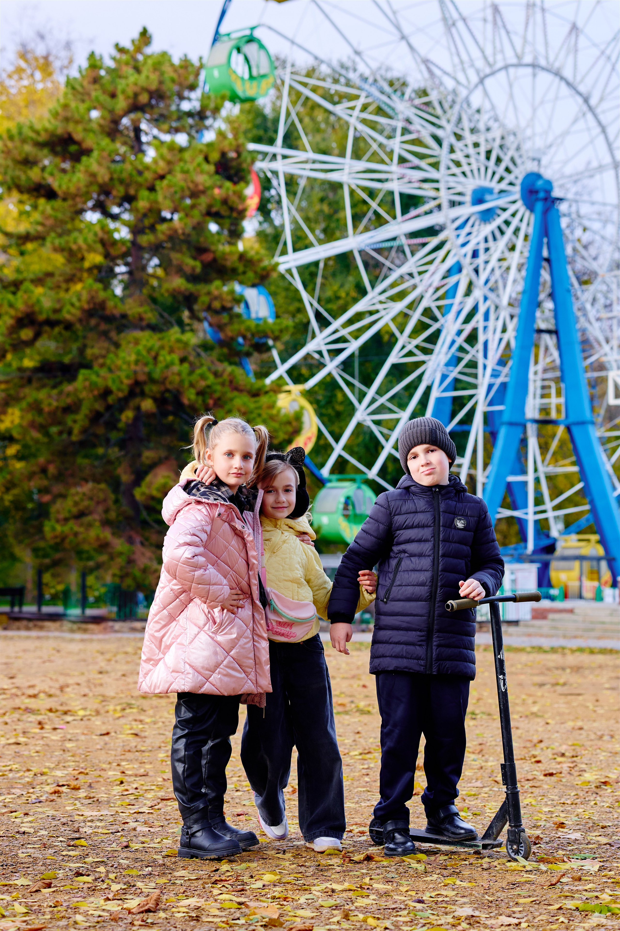Прогулка в парке классом. Фотограф Выпускные альбомы Таганрог Сергей Коробченко