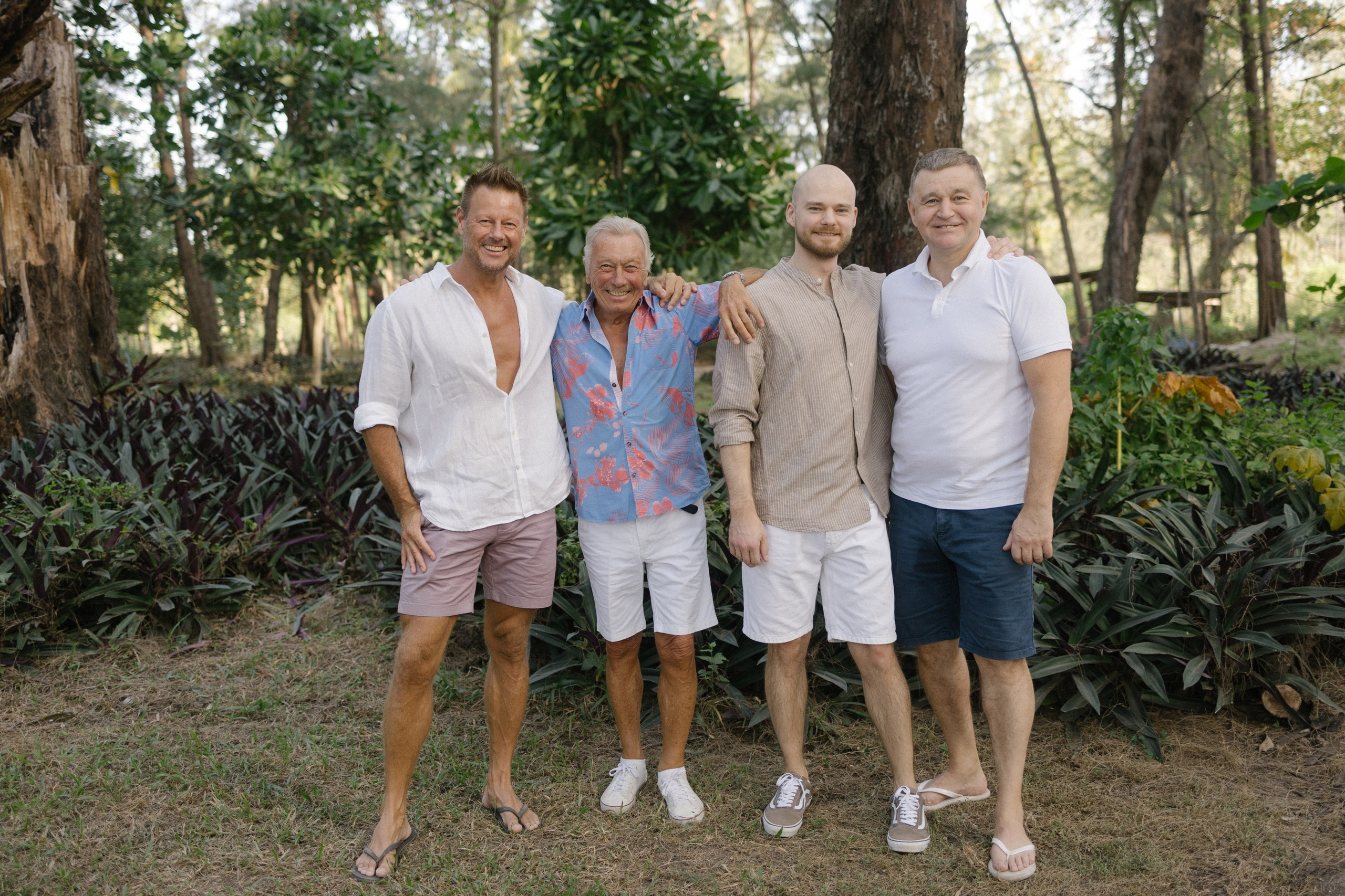 Family photoshoot in Phuket, Thailand. Fedor Lemeshko — Destination Wedding and Family Lifestyle photographer