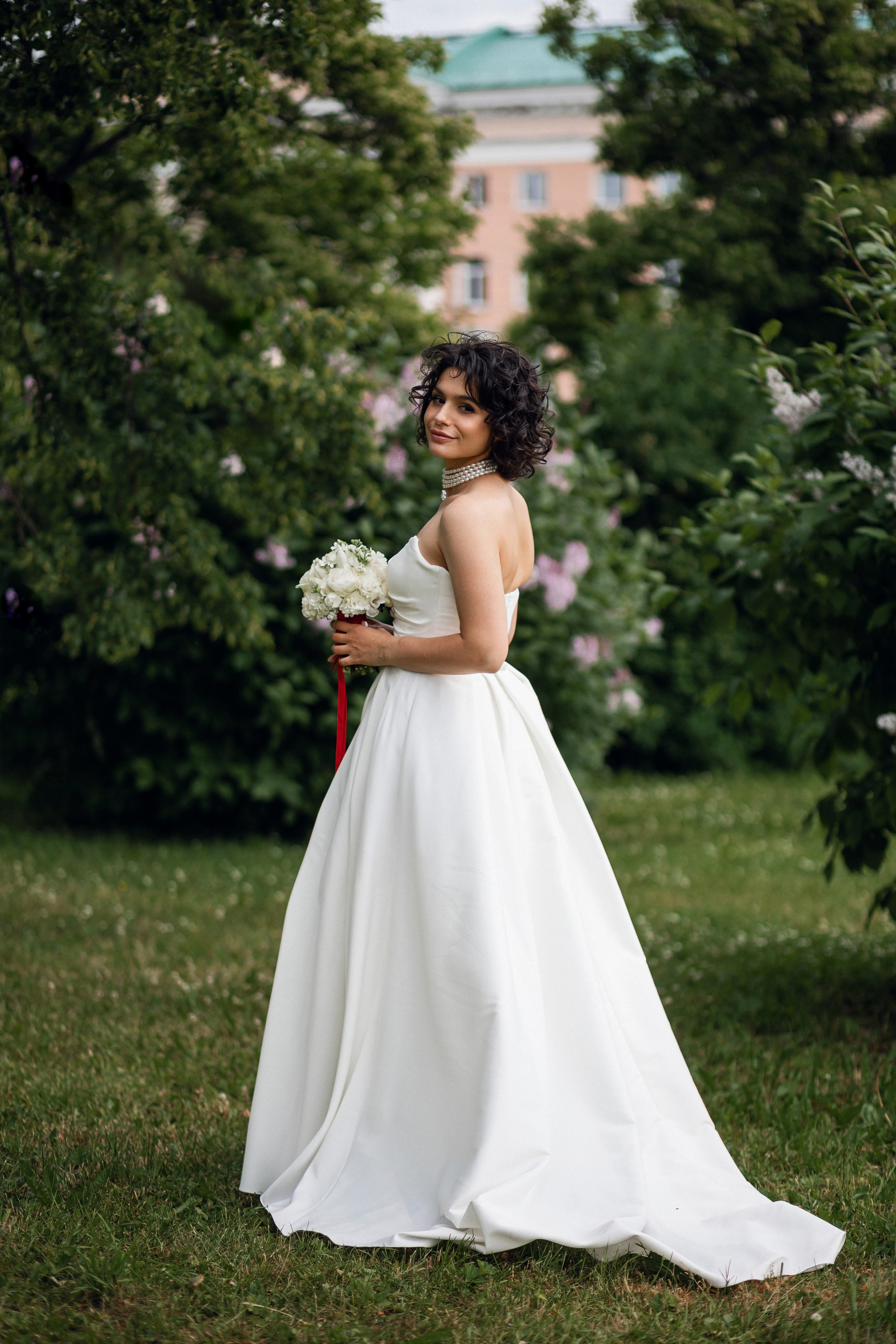 Свадебный портрет от фотографа Клещинова Алексея: невеста в  платье от салона NATALIE L среди цветущей сирени в парке Архангельска