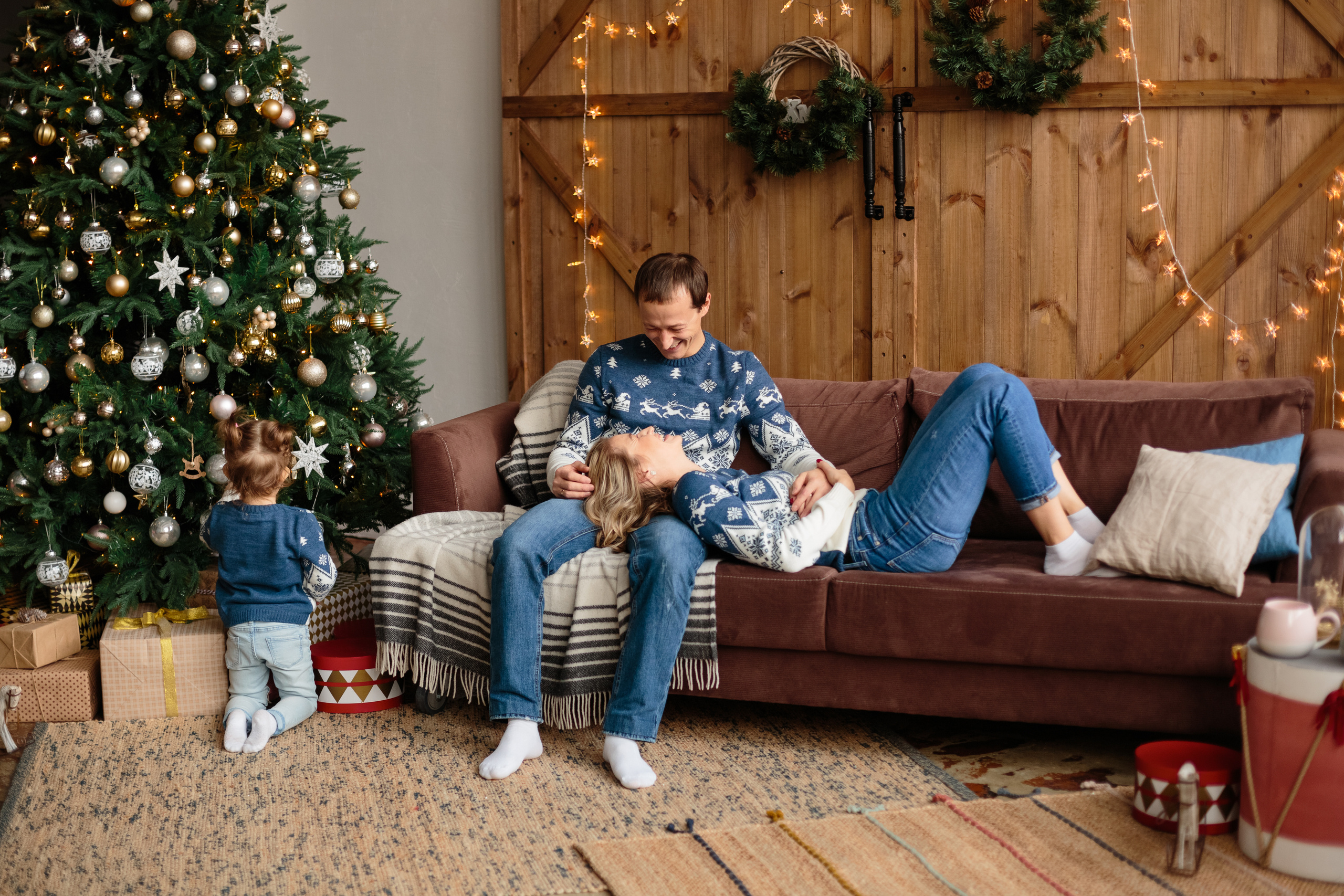 Традиционная семейная фотосессия на Новый год в фотостудии Екатеринбур. Свадебный и семейный фотограф Ксения Шекк Екатеринбург