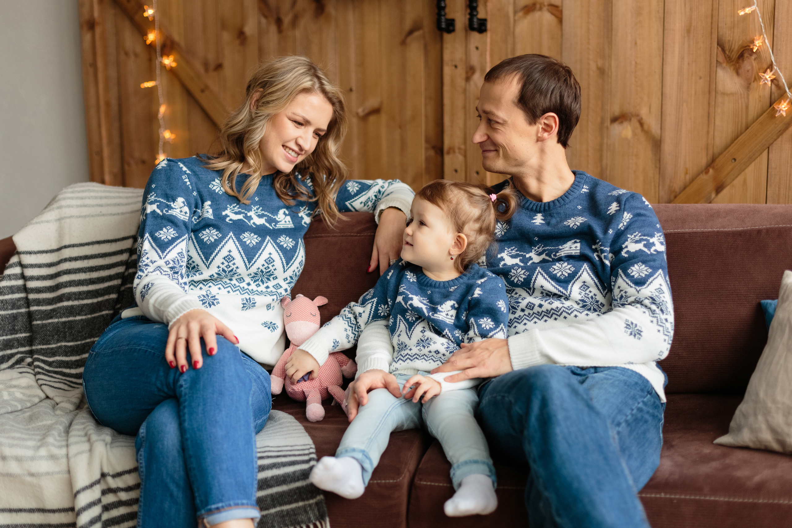 Традиционная семейная фотосессия на Новый год в фотостудии Екатеринбур. Свадебный и семейный фотограф Ксения Шекк Екатеринбург