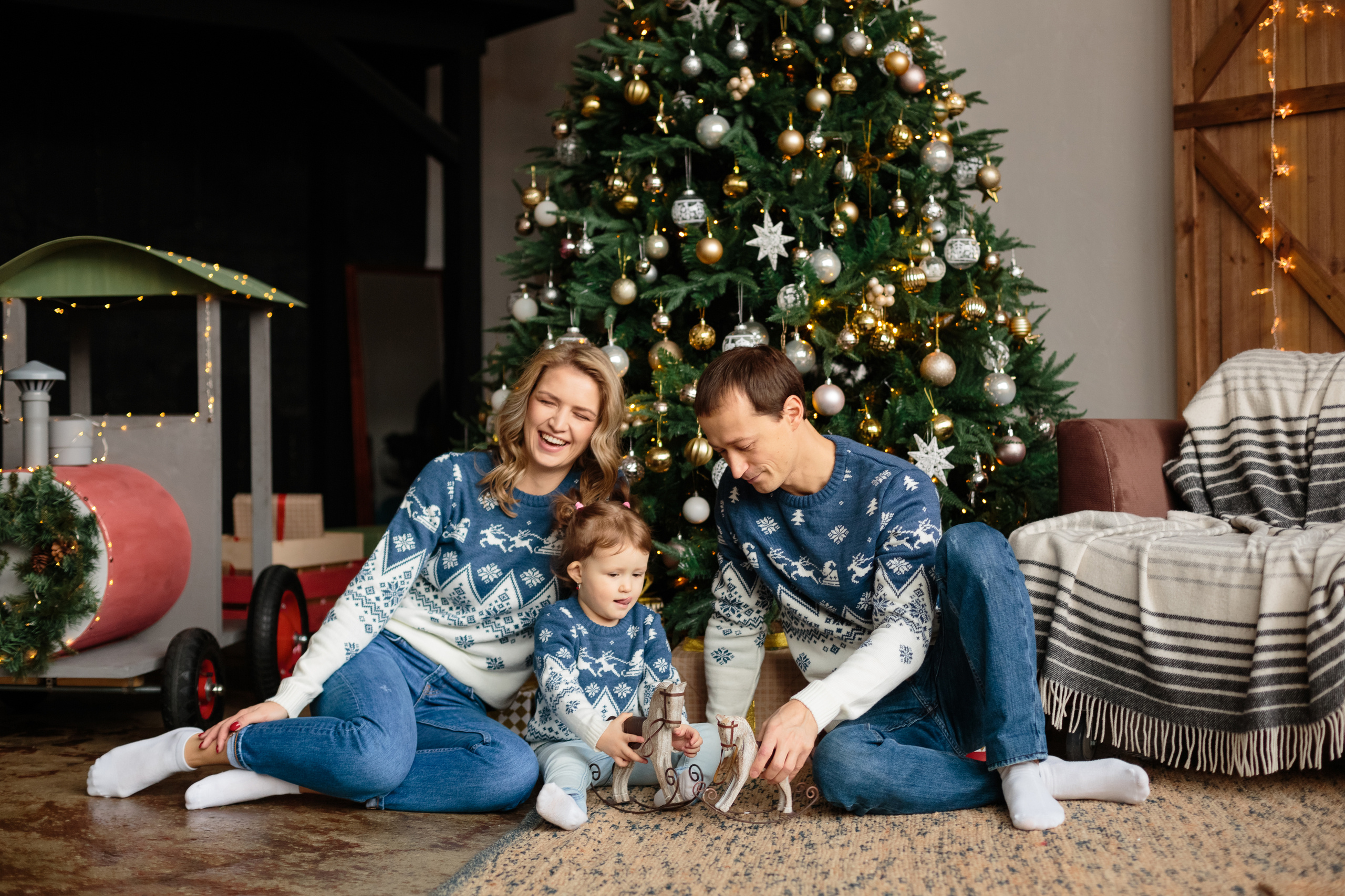 Традиционная семейная фотосессия на Новый год в фотостудии Екатеринбур. Свадебный и семейный фотограф Ксения Шекк Екатеринбург