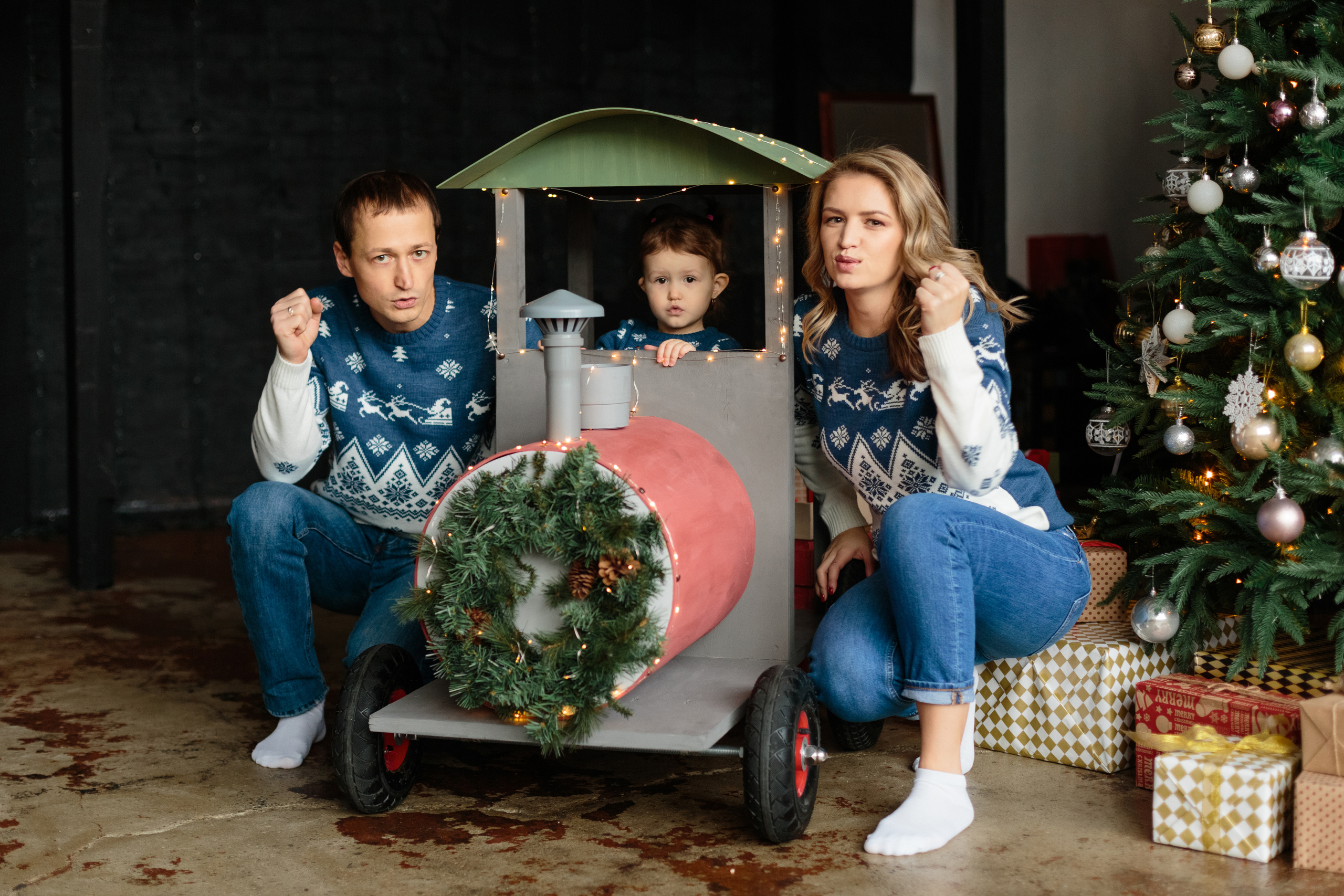 Традиционная семейная фотосессия на Новый год в фотостудии Екатеринбур. Свадебный и семейный фотограф Ксения Шекк Екатеринбург