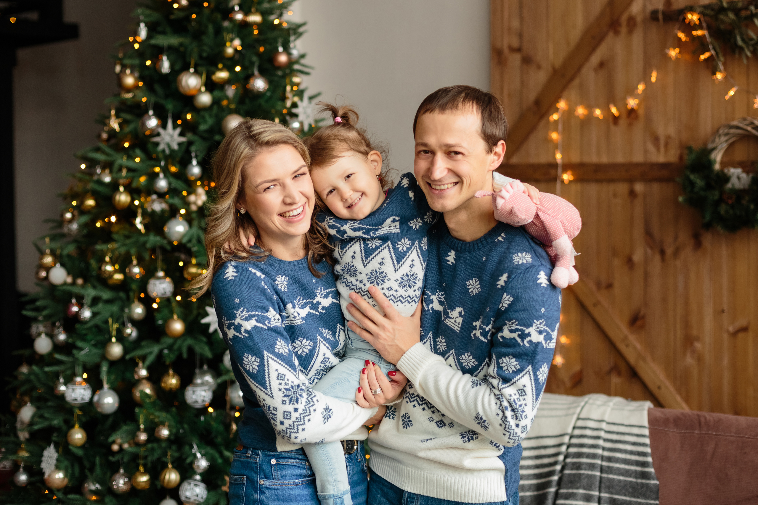 Традиционная семейная фотосессия на Новый год в фотостудии Екатеринбур. Свадебный и семейный фотограф Ксения Шекк Екатеринбург