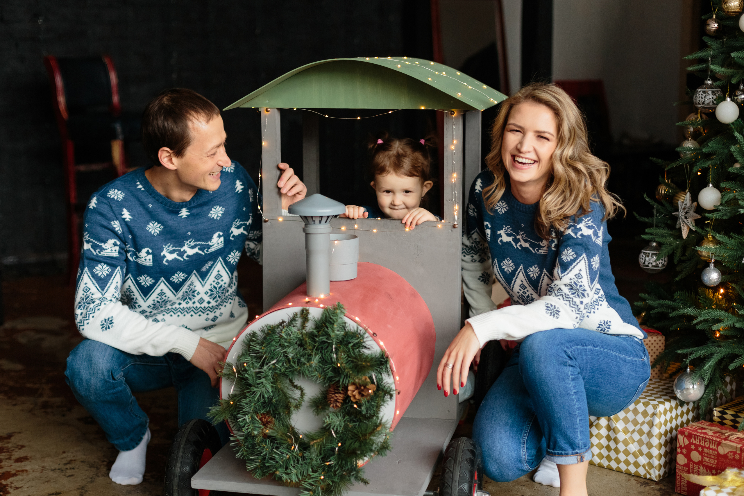 Традиционная семейная фотосессия на Новый год в фотостудии Екатеринбур. Свадебный и семейный фотограф Ксения Шекк Екатеринбург