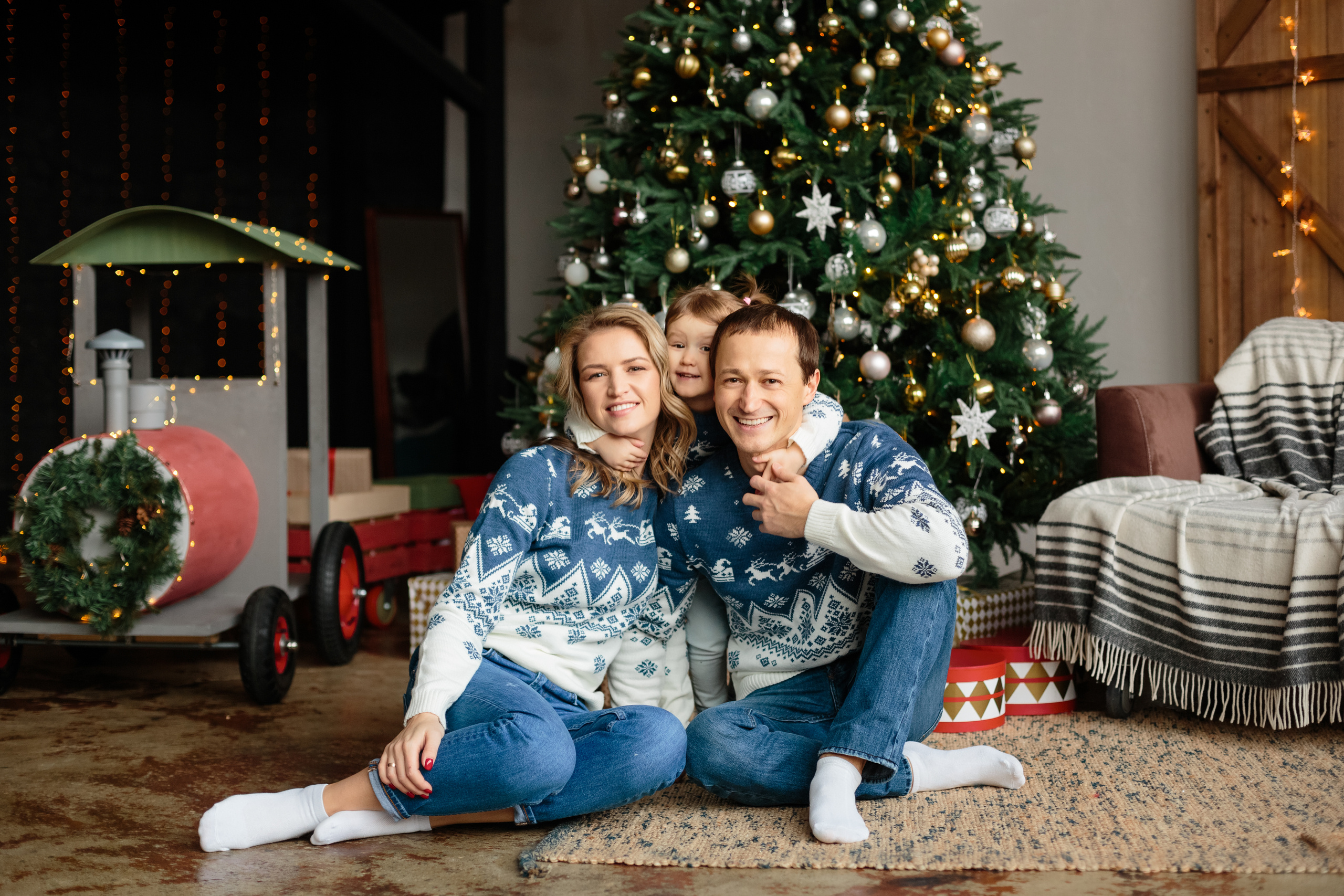 Традиционная семейная фотосессия на Новый год в фотостудии Екатеринбур. Свадебный и семейный фотограф Ксения Шекк Екатеринбург