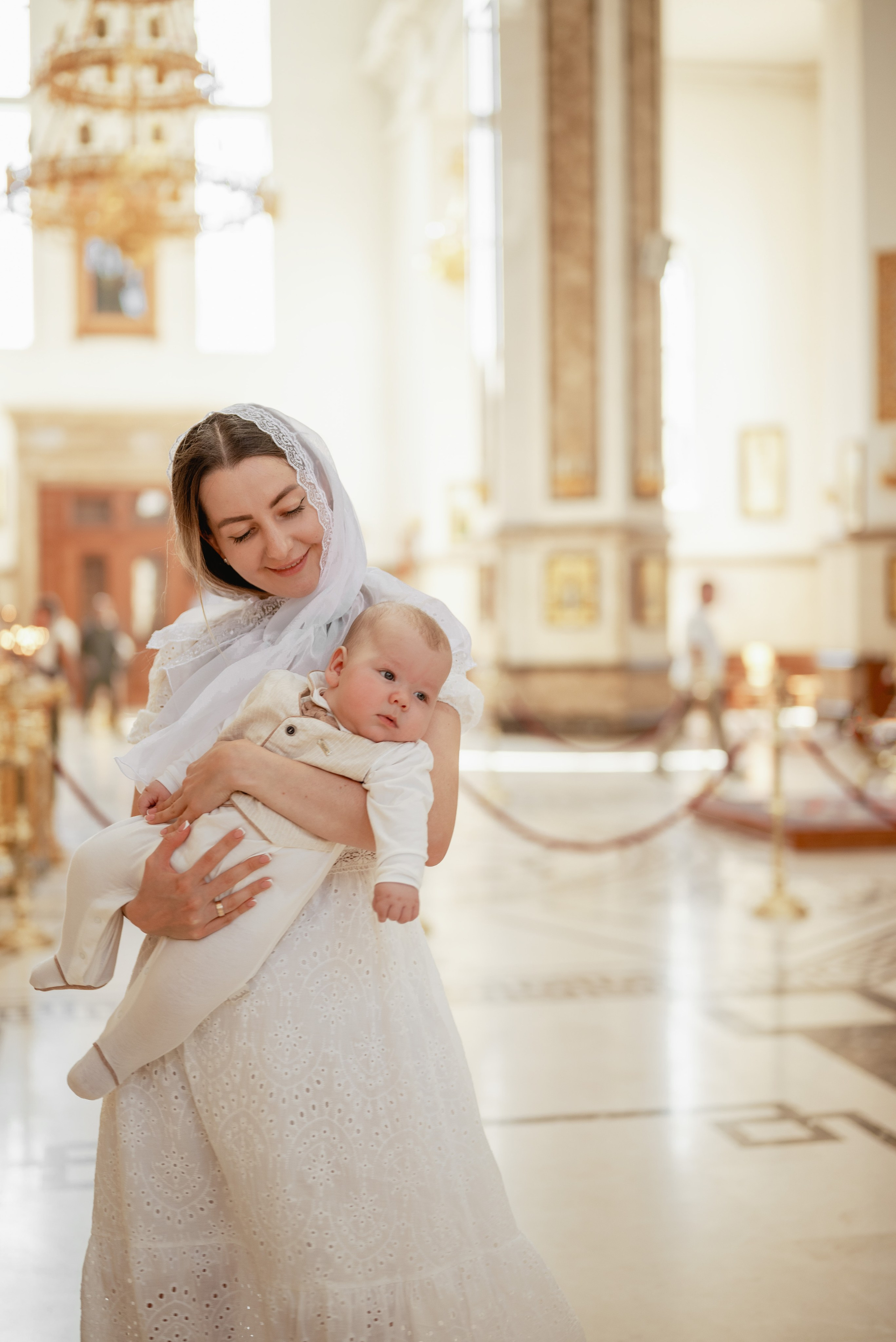 Крещение в светлом храме. Юлия Басня семейный и свадебный фотограф в Донецке